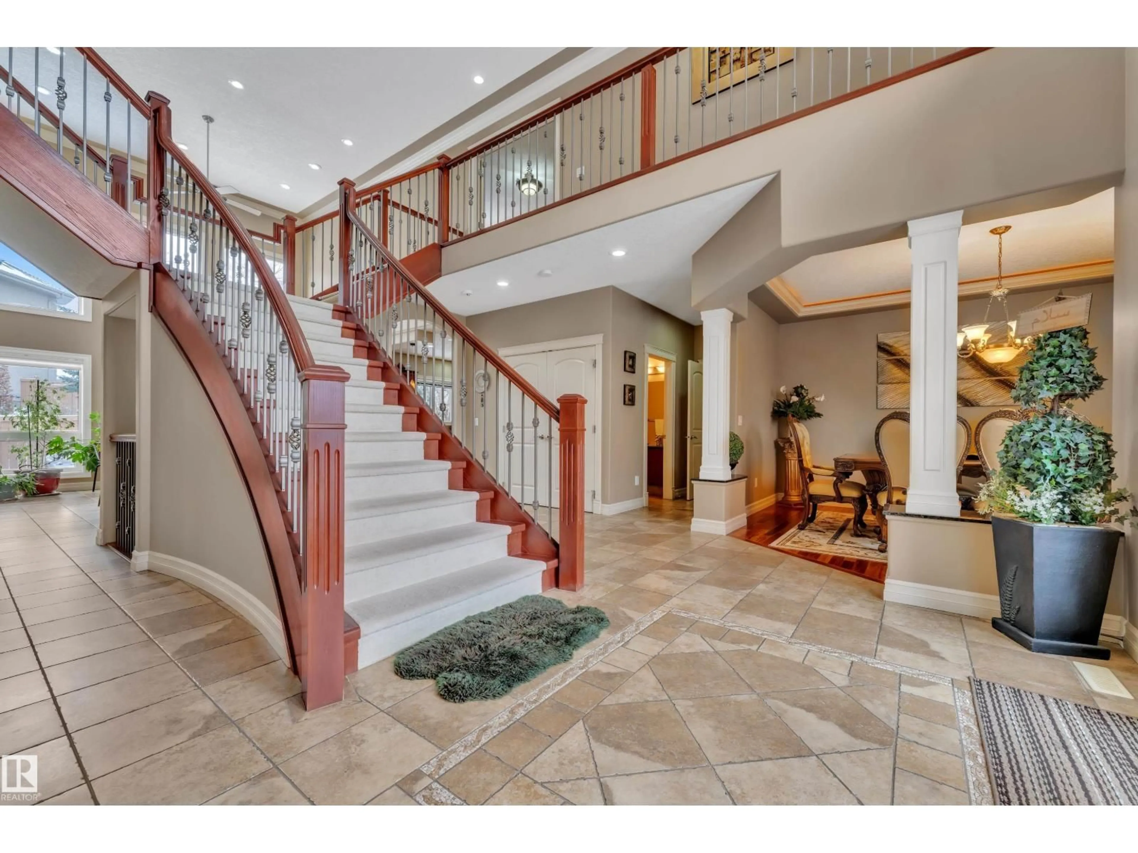 Indoor foyer for 1181 HOLLANDS WY, Edmonton Alberta T6R3S9