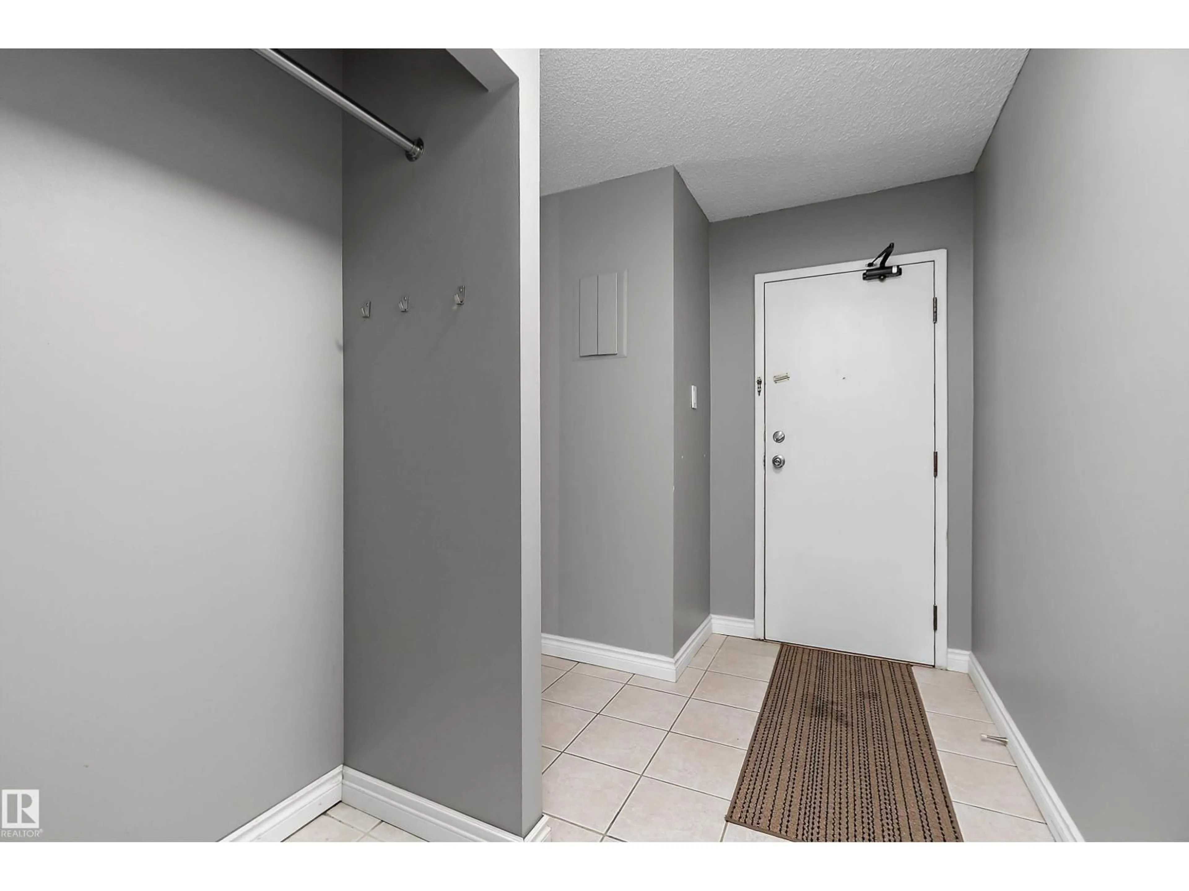 Indoor entryway for 206 9929 113 ST NW, Edmonton Alberta T5K2N9