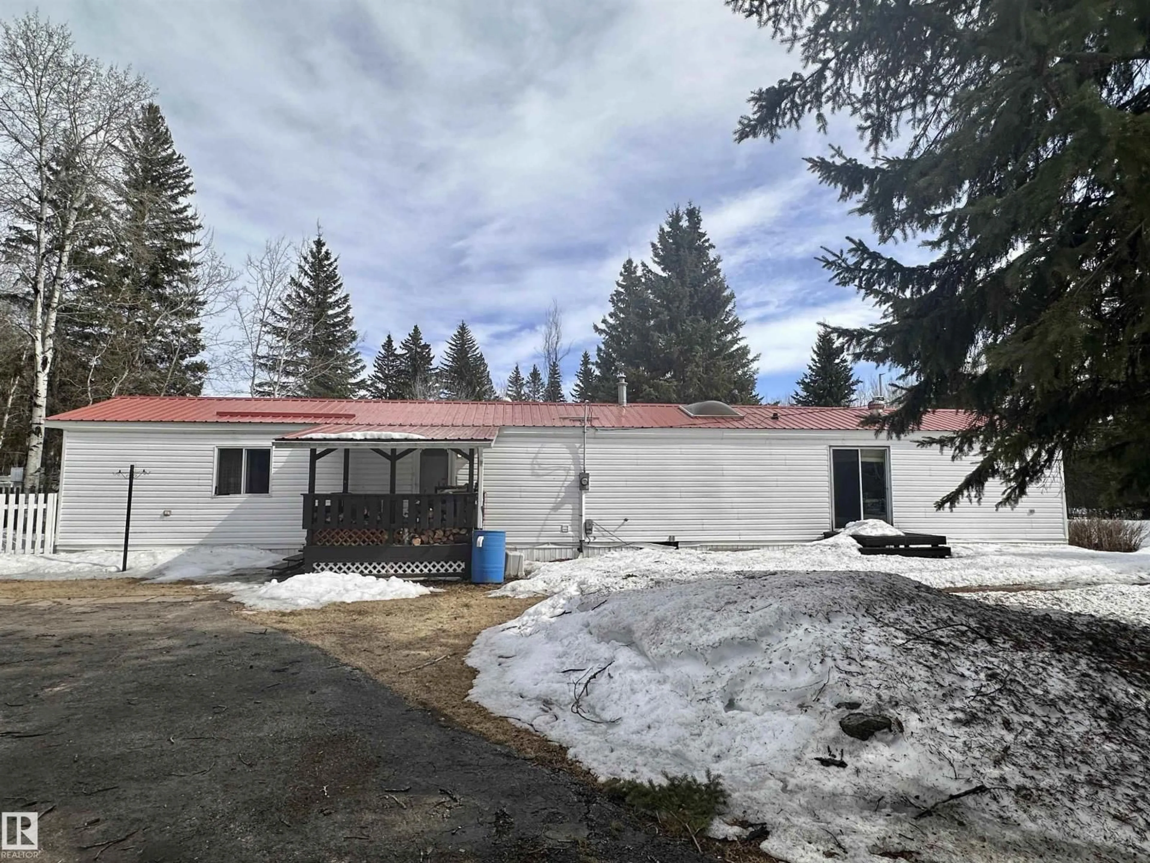 A pic from outside/outdoor area/front of a property/back of a property/a pic from drone, unknown for 4914 51, Fawcett Alberta T0Y0Y0