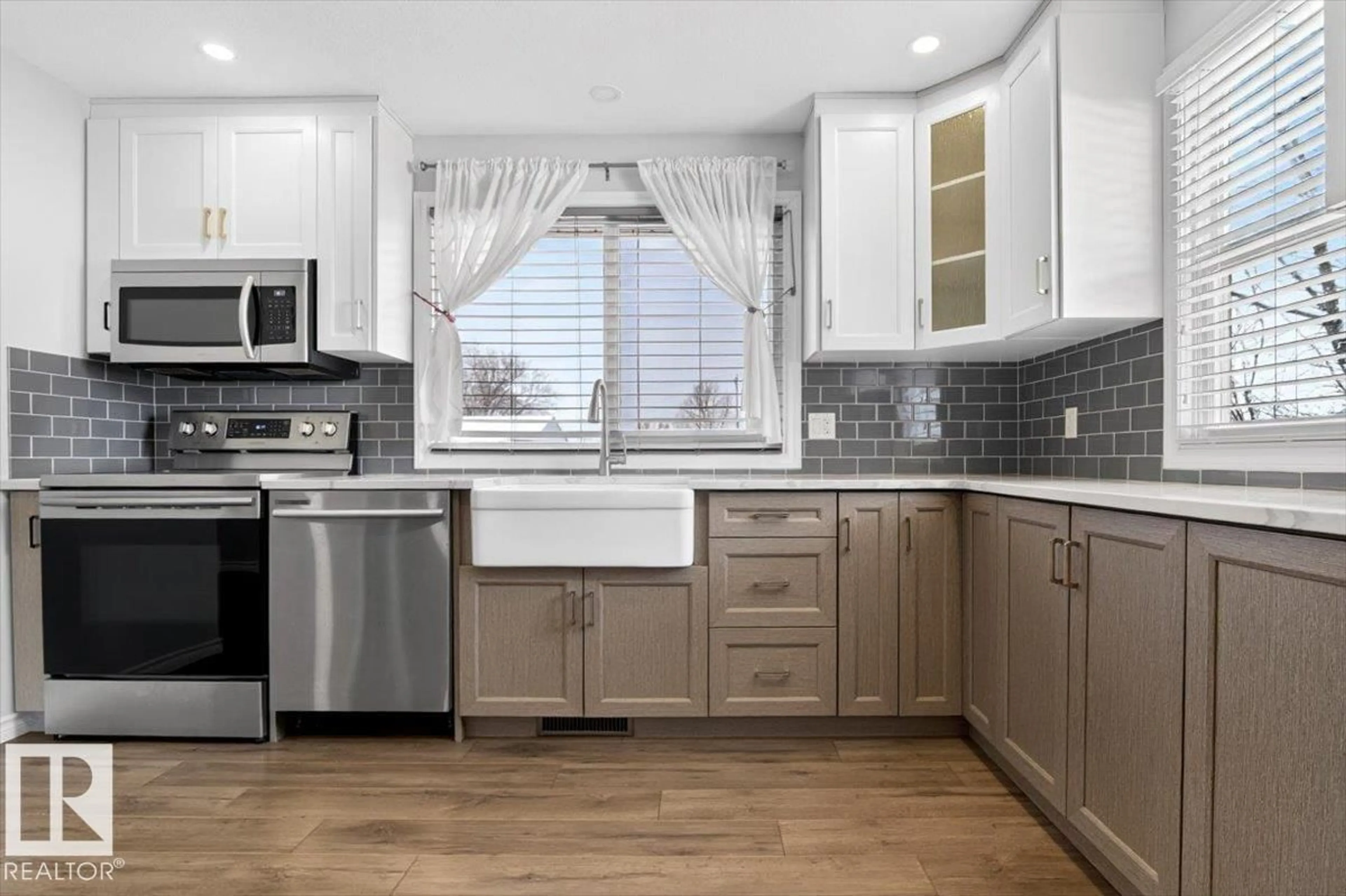 Open concept kitchen, ceramic/tile floor for 5028 51 AV, Mundare Alberta T0B3H0