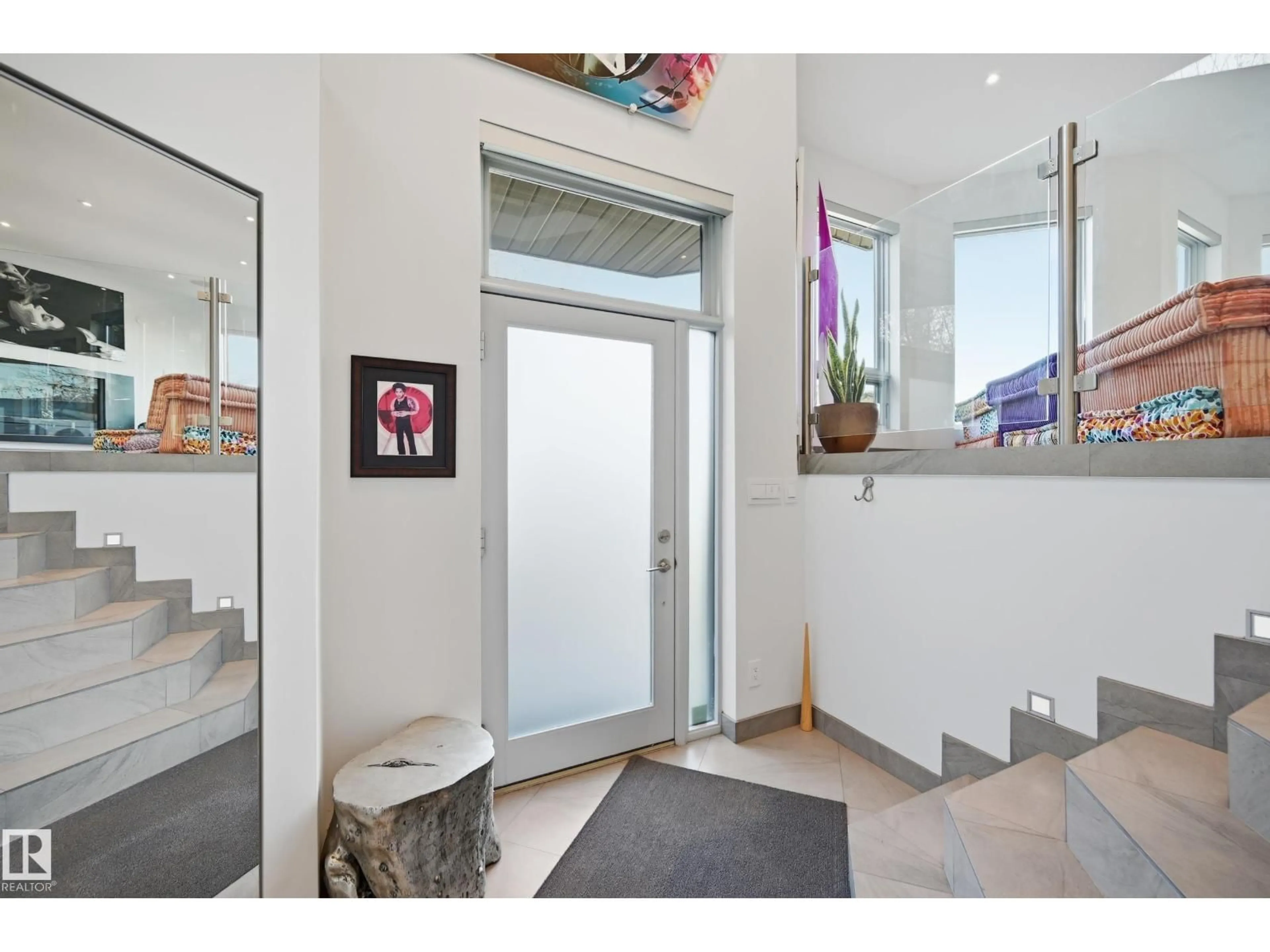 Indoor entryway for 10065 90 AV, Edmonton Alberta T6E4X2