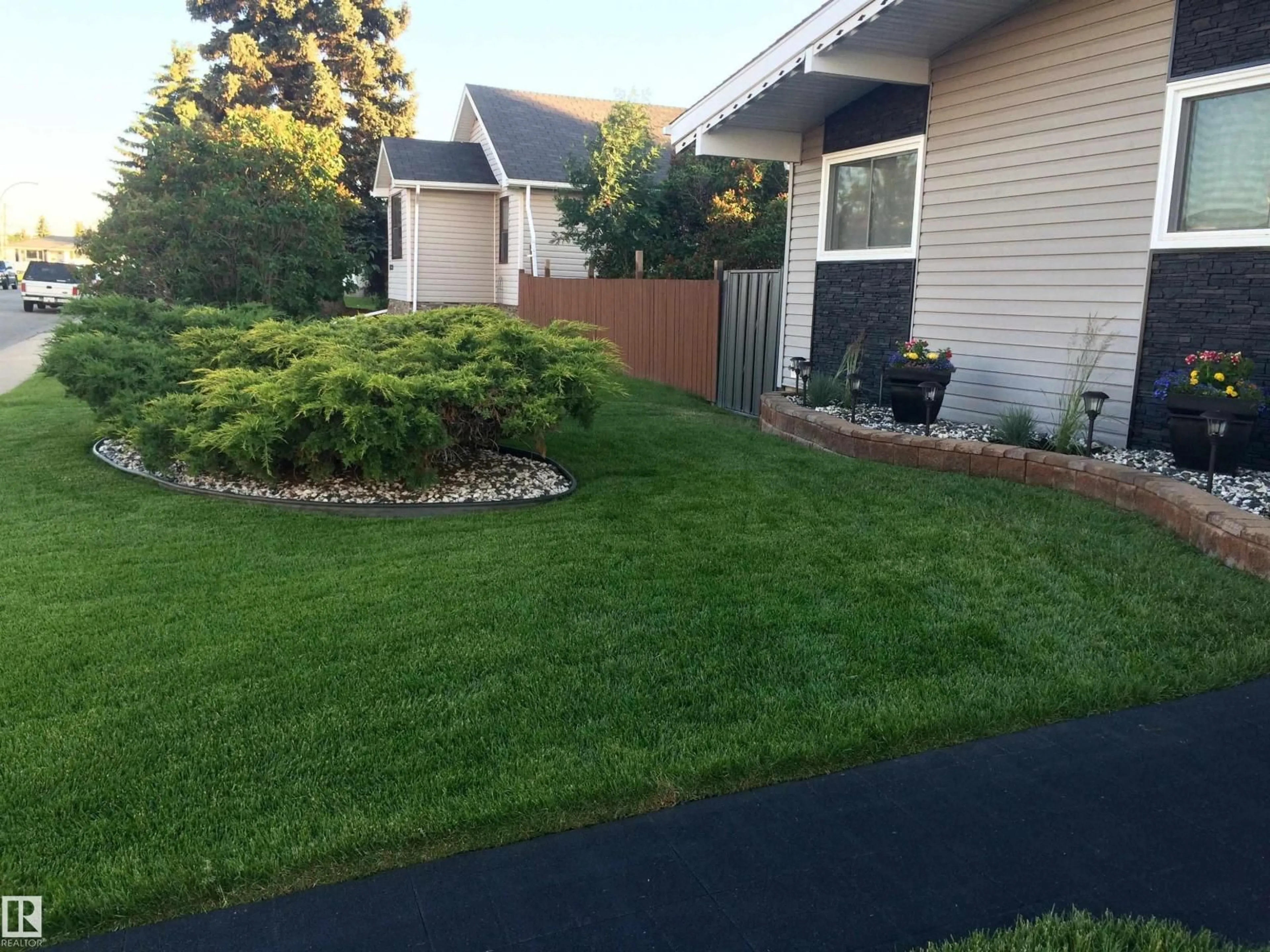 A pic from outside/outdoor area/front of a property/back of a property/a pic from drone, street for NW - 13304 70 ST, Edmonton Alberta T5C0K3