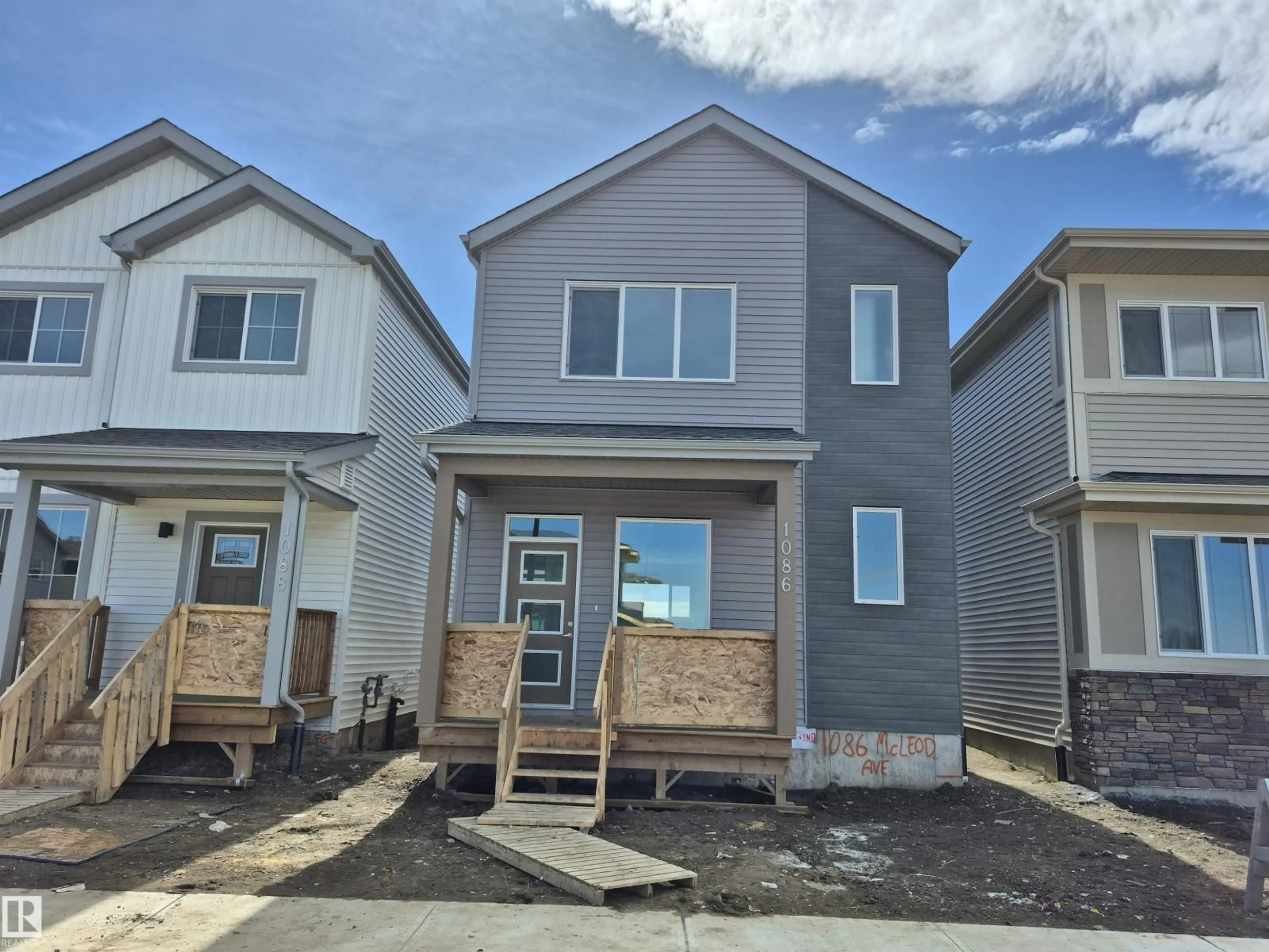 Home with vinyl exterior material, street for 1086 MCLEOD AV, Spruce Grove Alberta T7X4G8