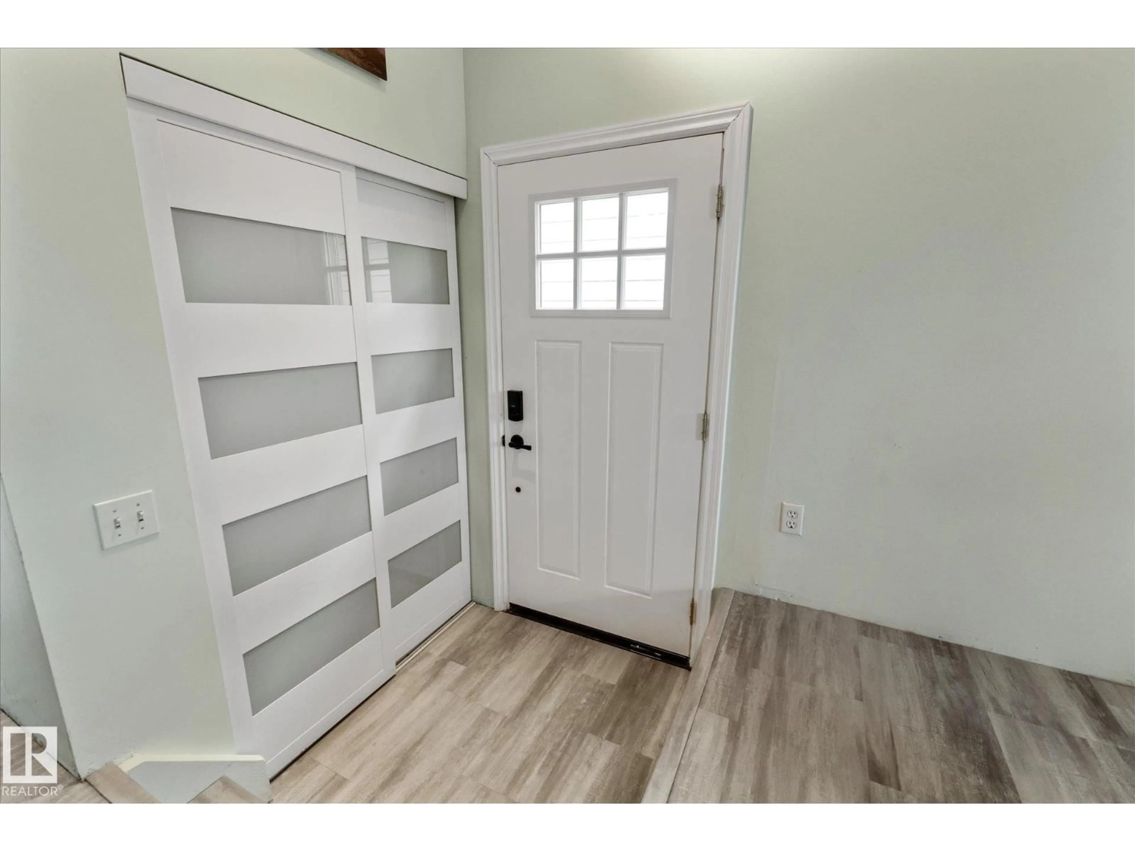 Indoor entryway for 33 WELLINGTON CR, Spruce Grove Alberta T7X1K3