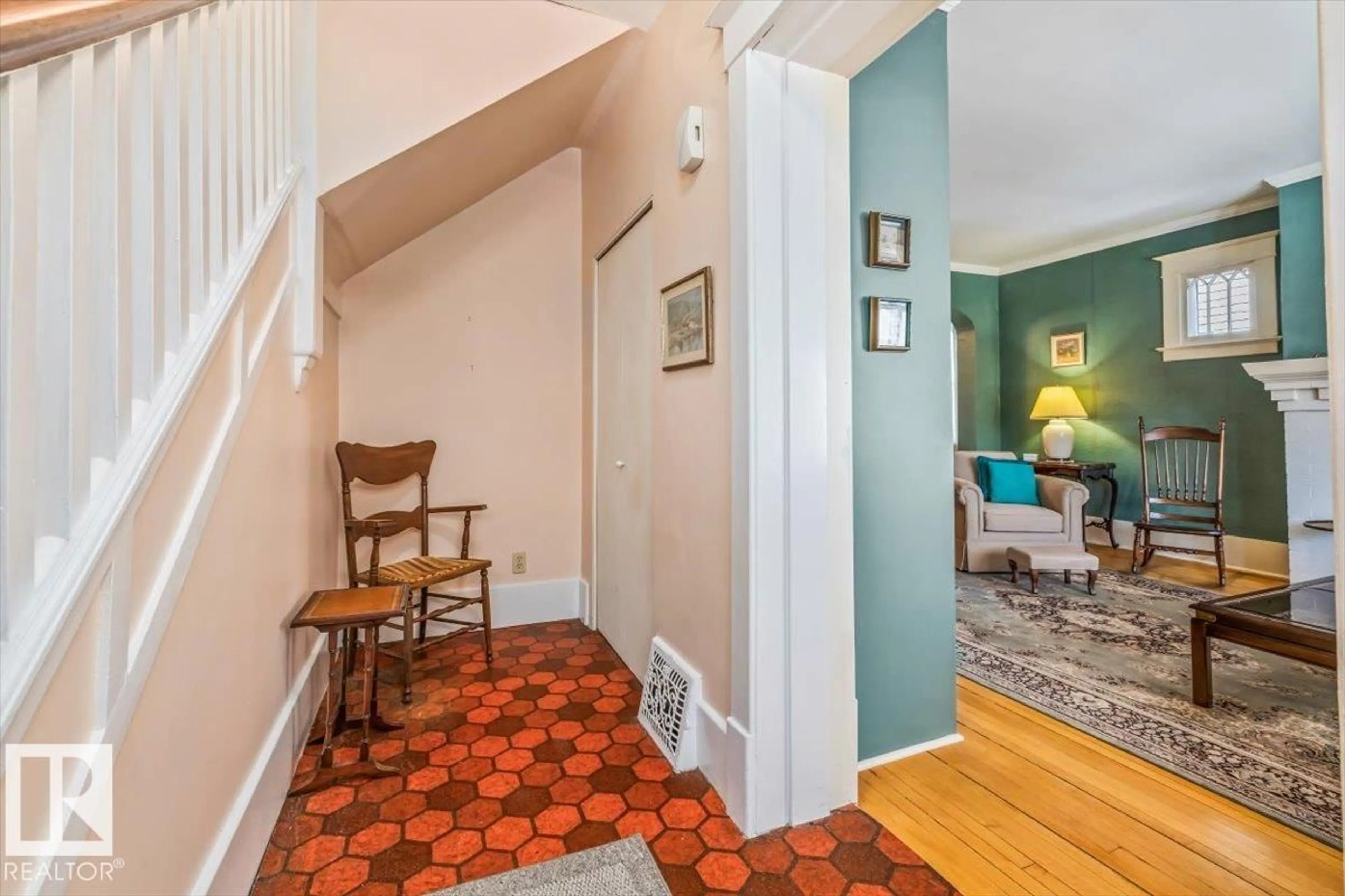 Indoor foyer for 10818 125 ST, Edmonton Alberta T5M0L4