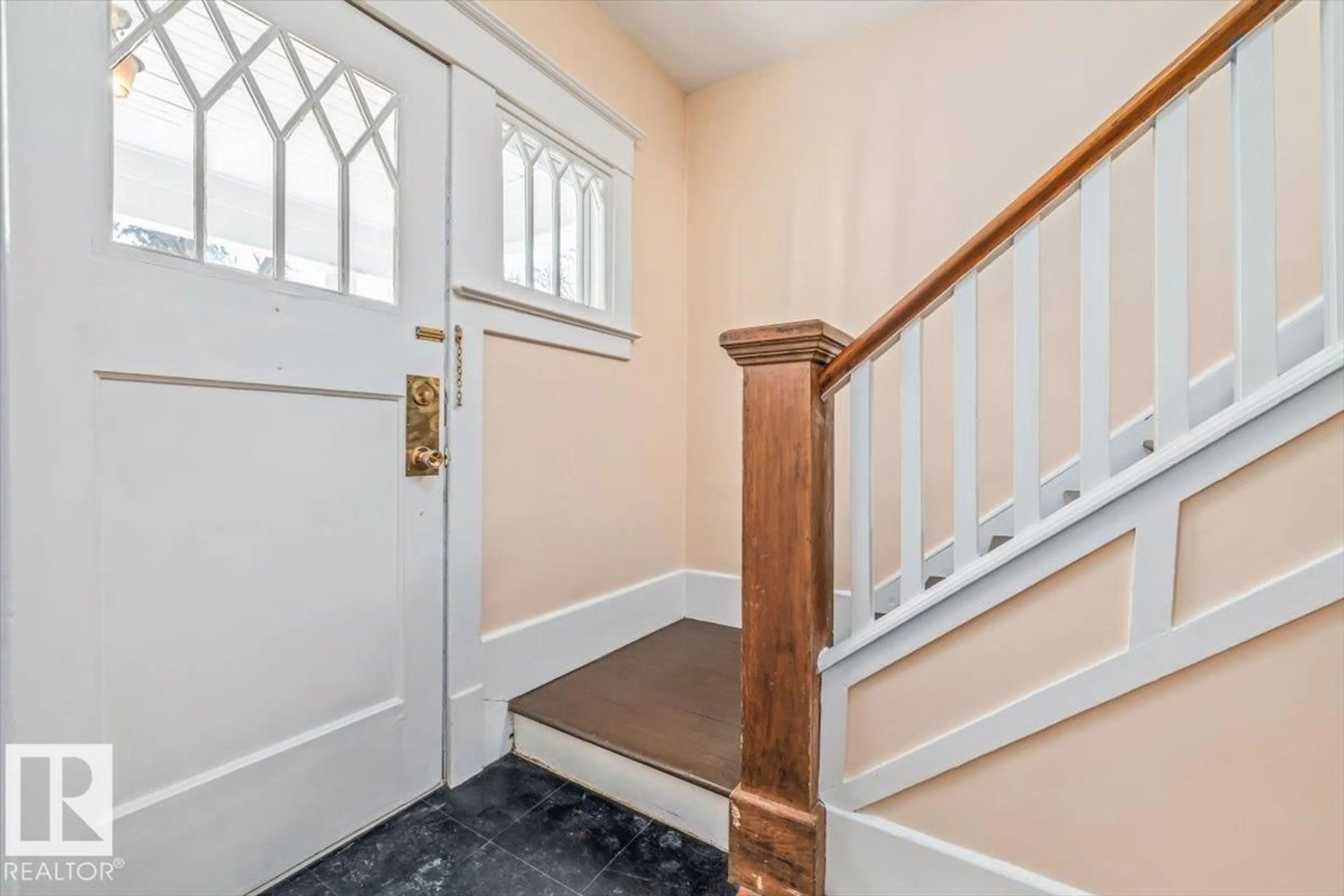 Indoor entryway for 10818 125 ST, Edmonton Alberta T5M0L4