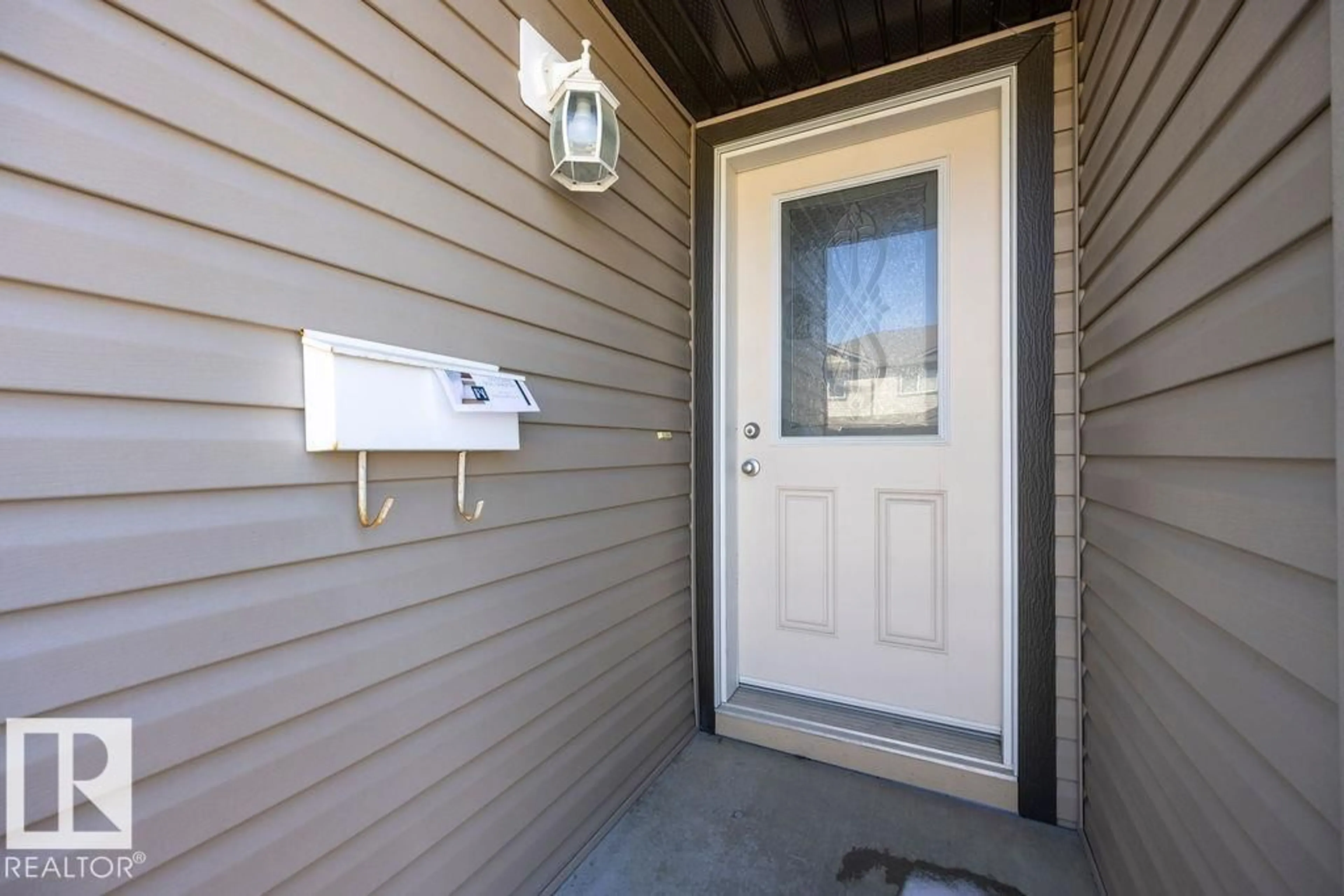 Indoor entryway for 21 - 2005 70 ST, Edmonton Alberta T6X0T9