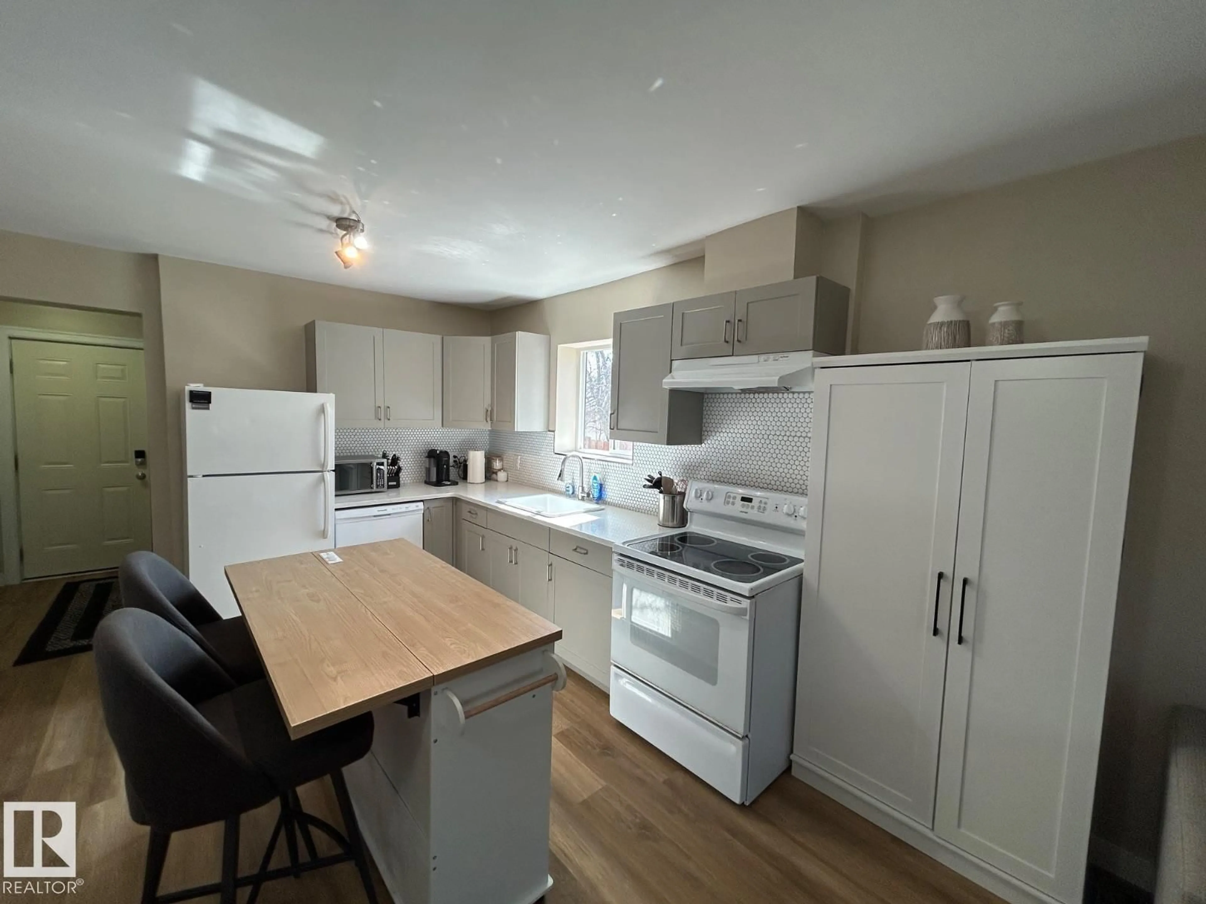 Standard kitchen, wood/laminate floor for 11017 38 ST NW, Edmonton Alberta T5W2E7