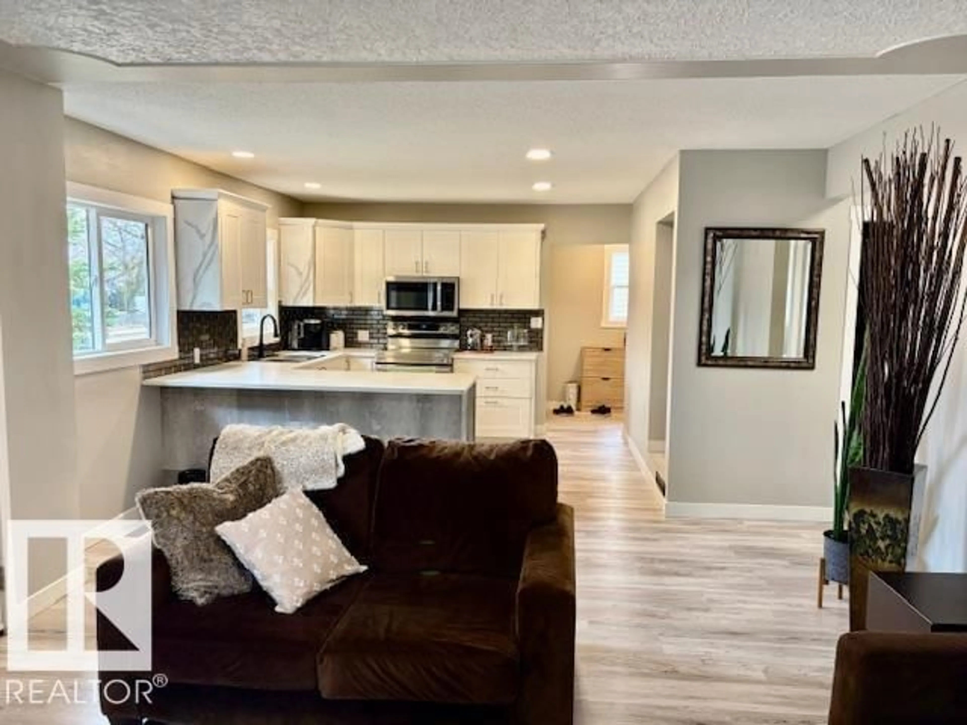 Open concept kitchen, unknown for 5626 49A ST, Vegreville Alberta T9C1K4