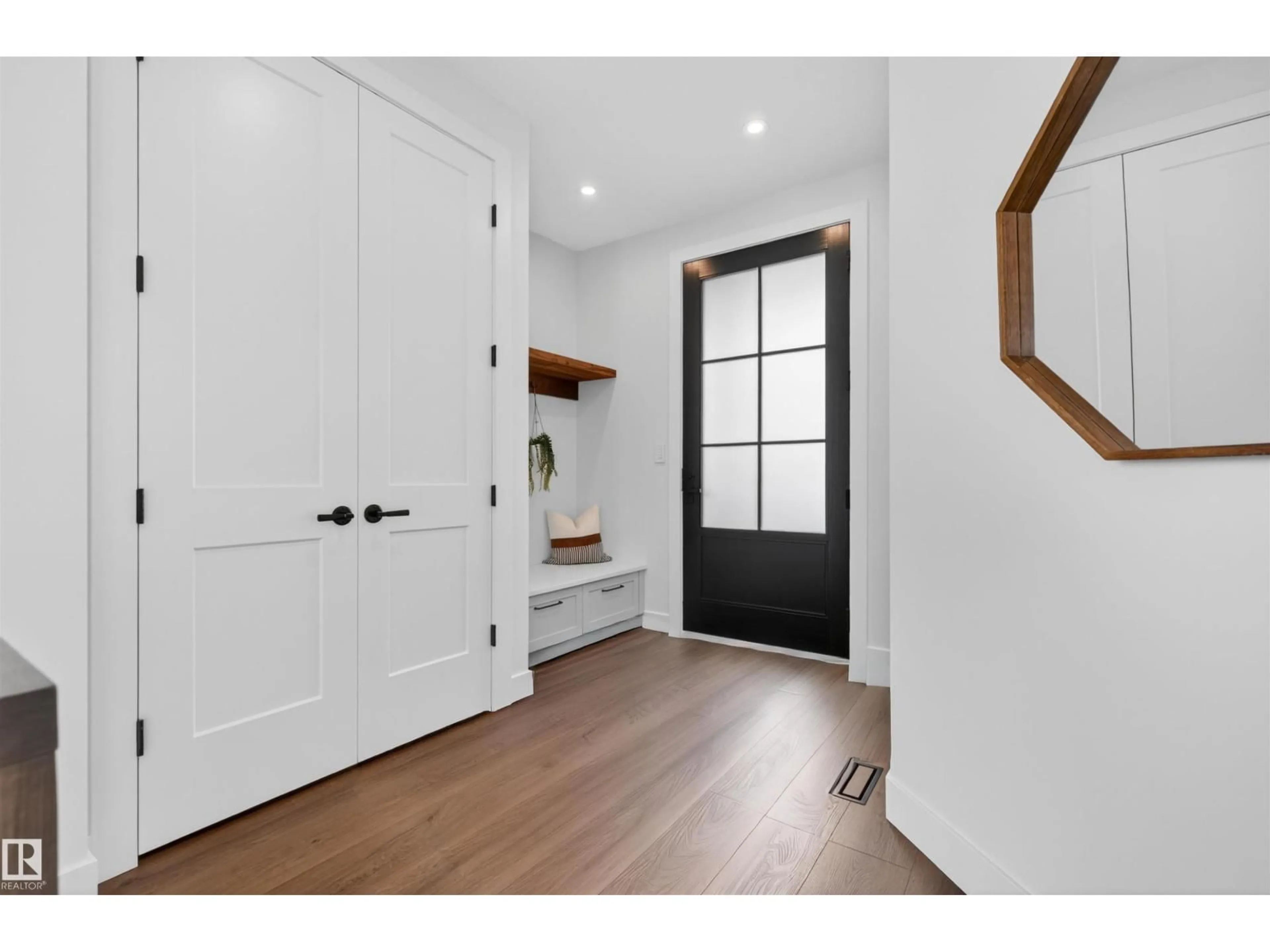 Indoor entryway for 149 EASTGATE WAY, St. Albert Alberta T8N4H2