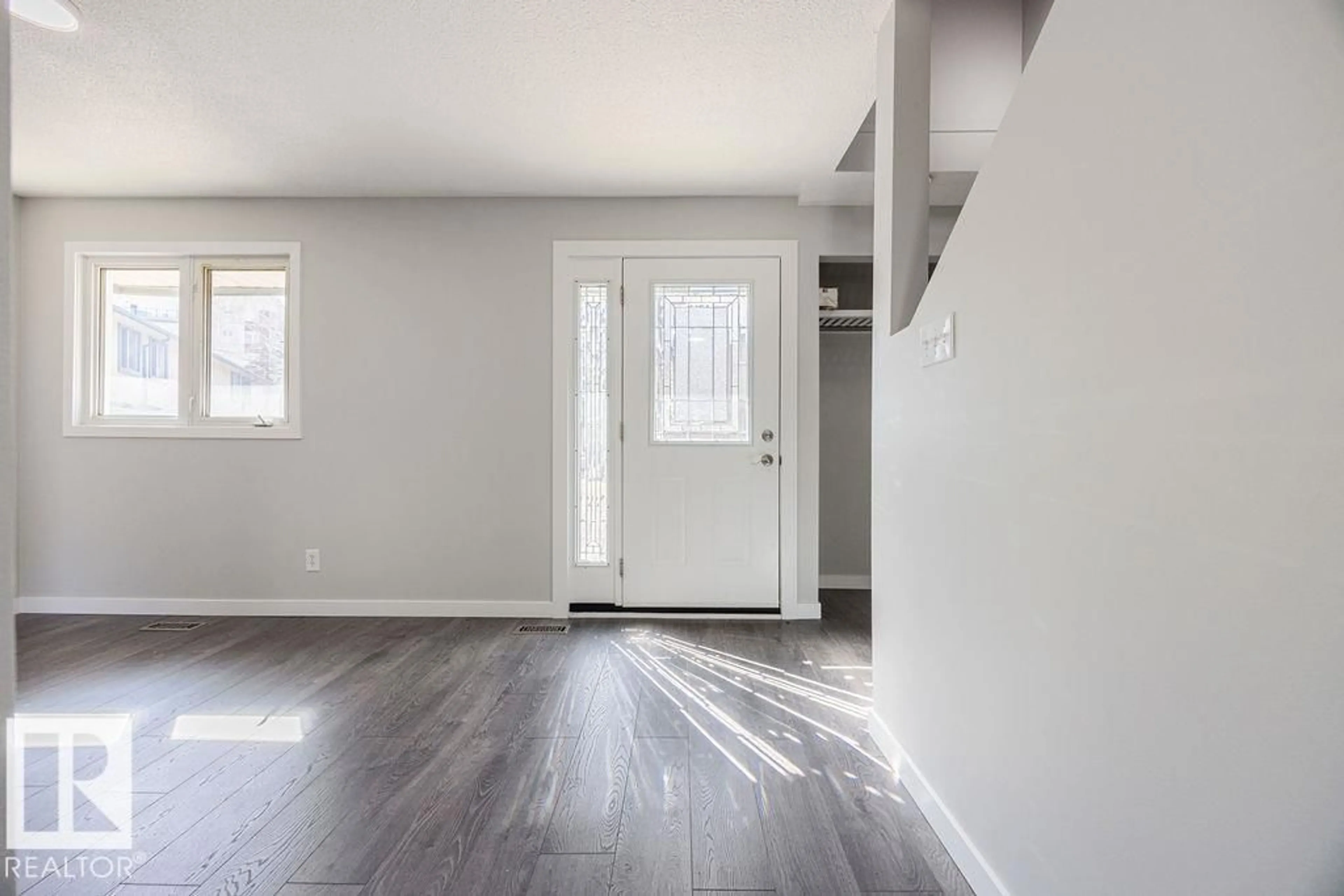 Indoor entryway for 113 ABBOTTSFIELD RD, Edmonton Alberta T5W4S9