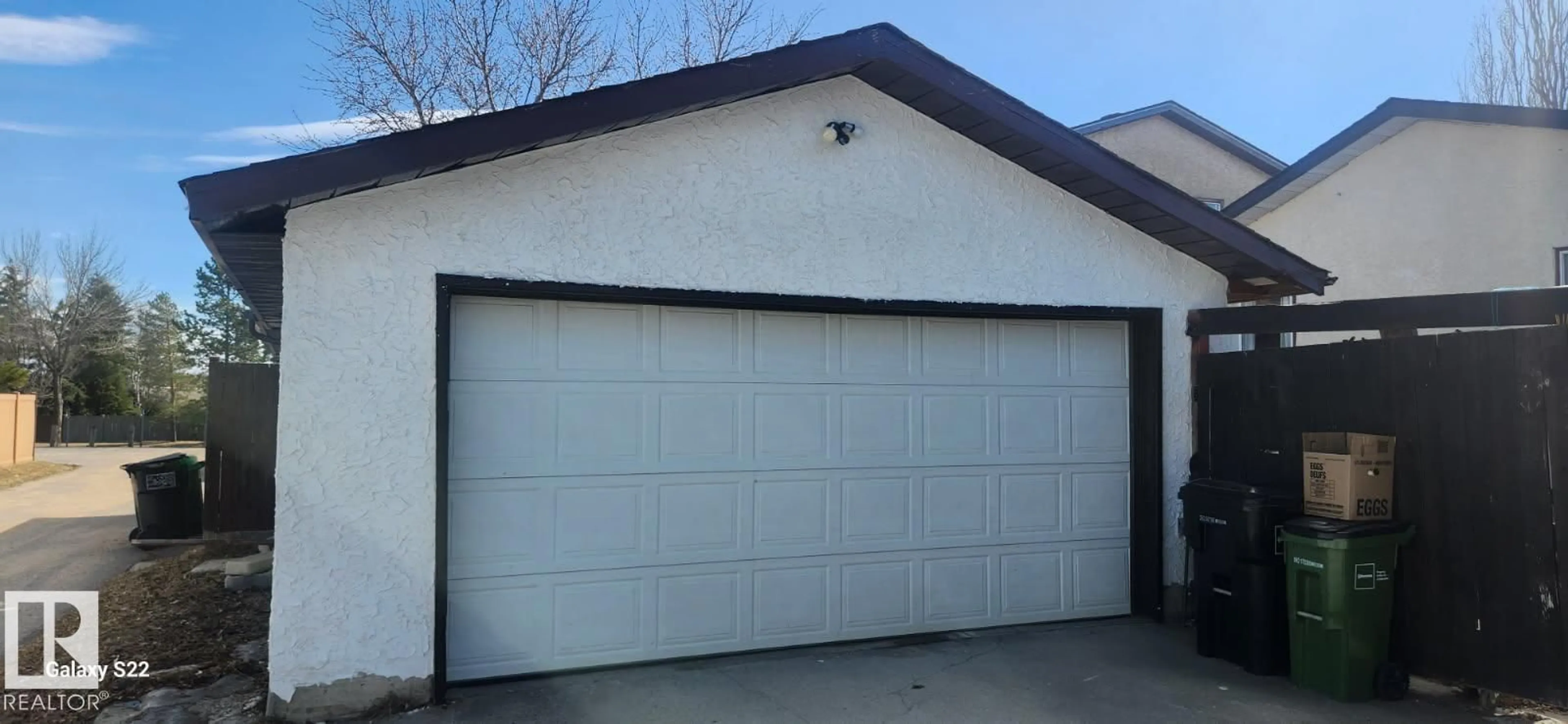 Indoor garage for 14411 31 ST, Edmonton Alberta T5Y1Z1