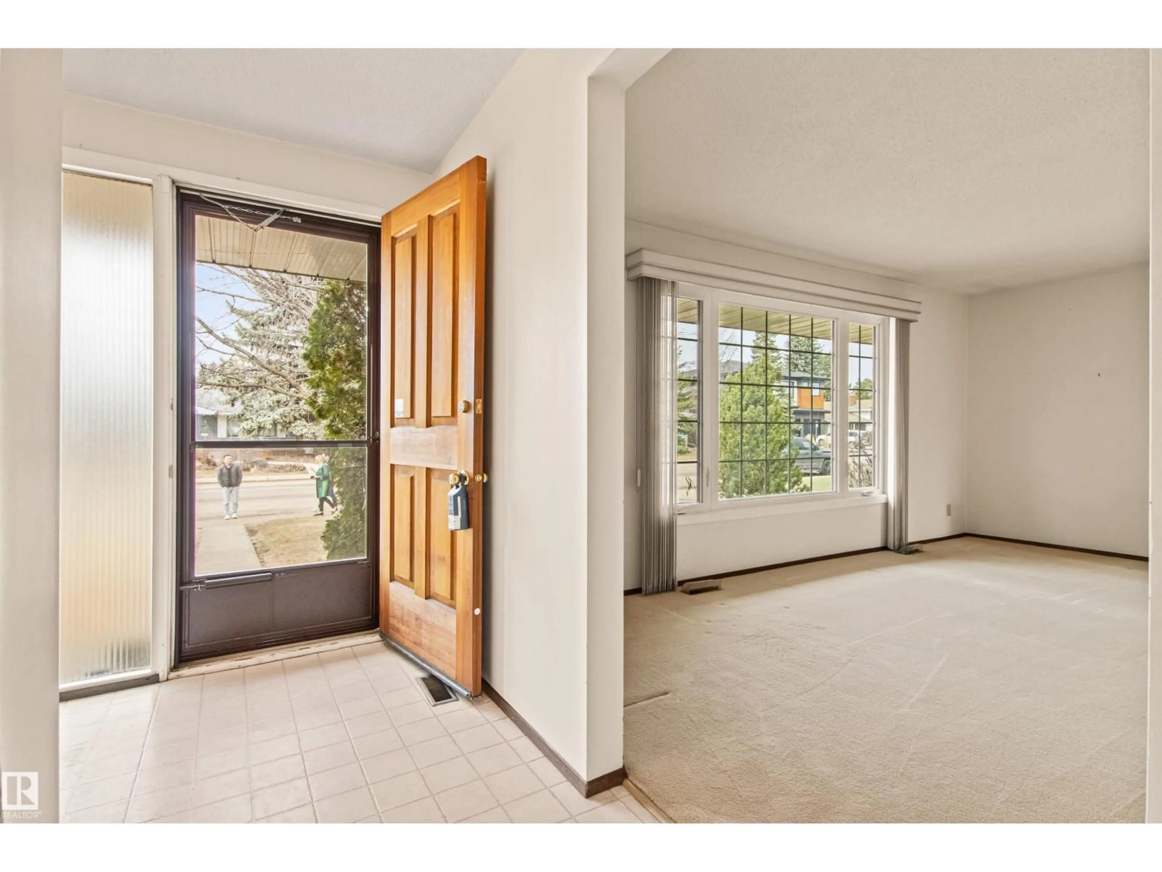 Indoor foyer for NW - 5011 143 ST, Edmonton Alberta T6H4E1