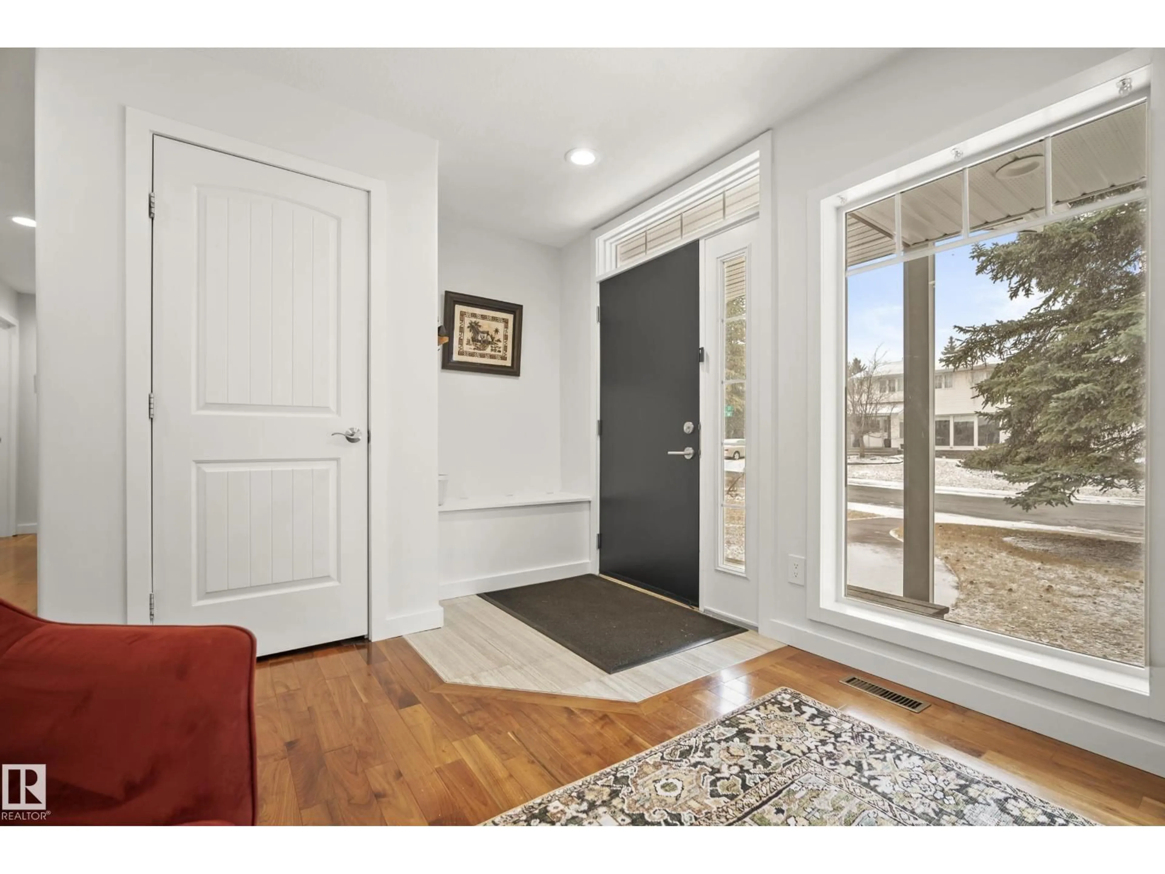 Indoor entryway for 4223 120 ST, Edmonton Alberta T6J1X9