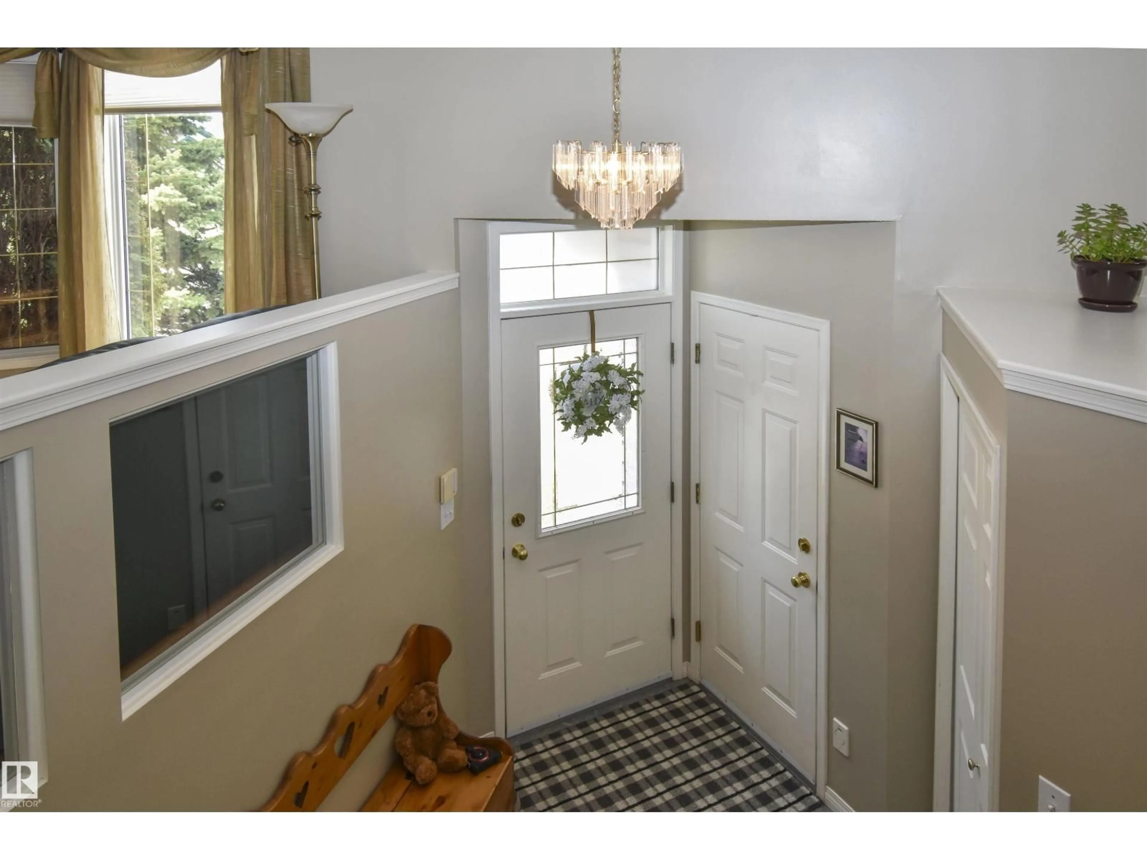 Indoor entryway for 1 HERITAGE PT, Stony Plain Alberta T7Z2G1