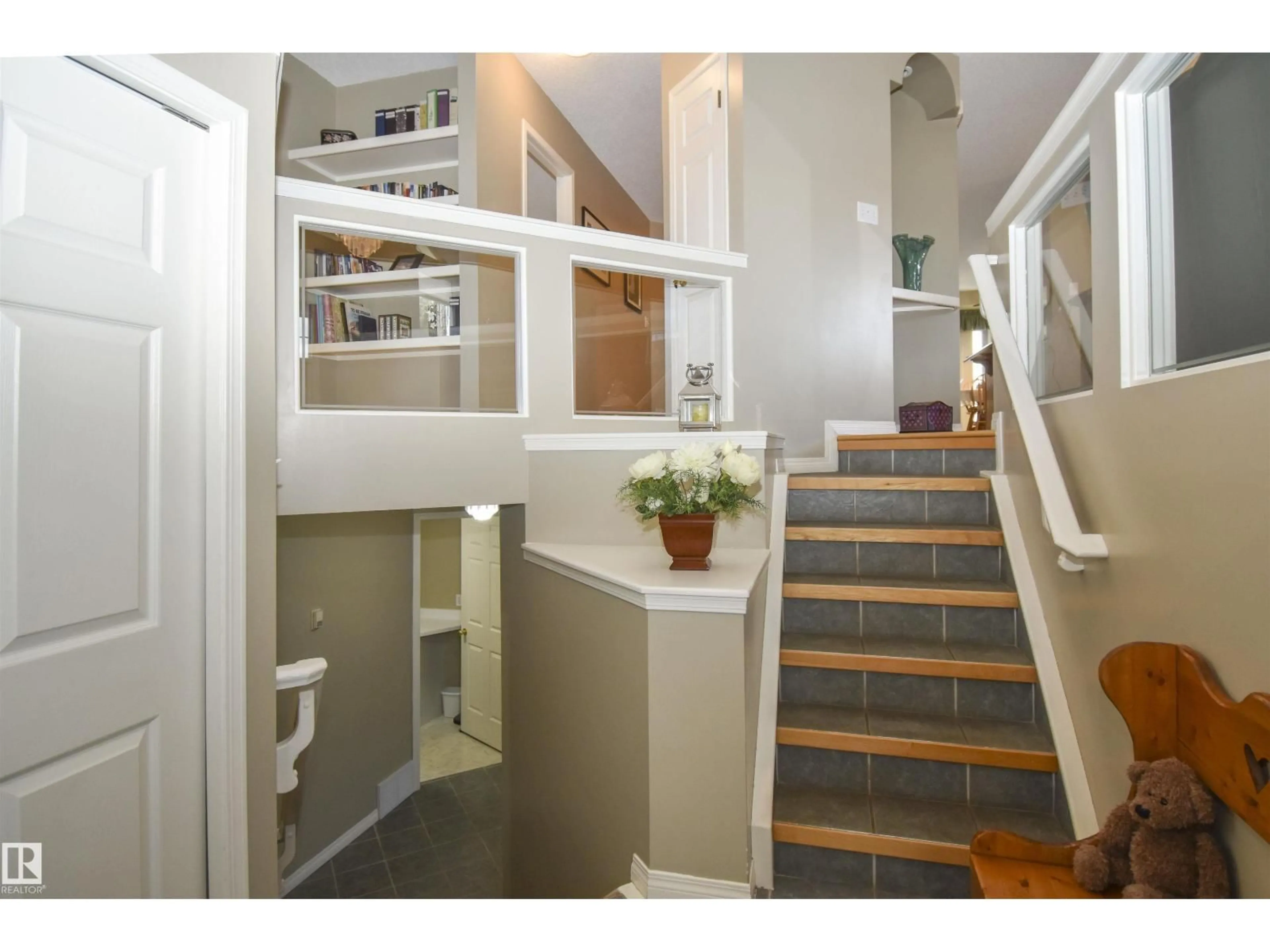 Indoor entryway for 1 HERITAGE PT, Stony Plain Alberta T7Z2G1