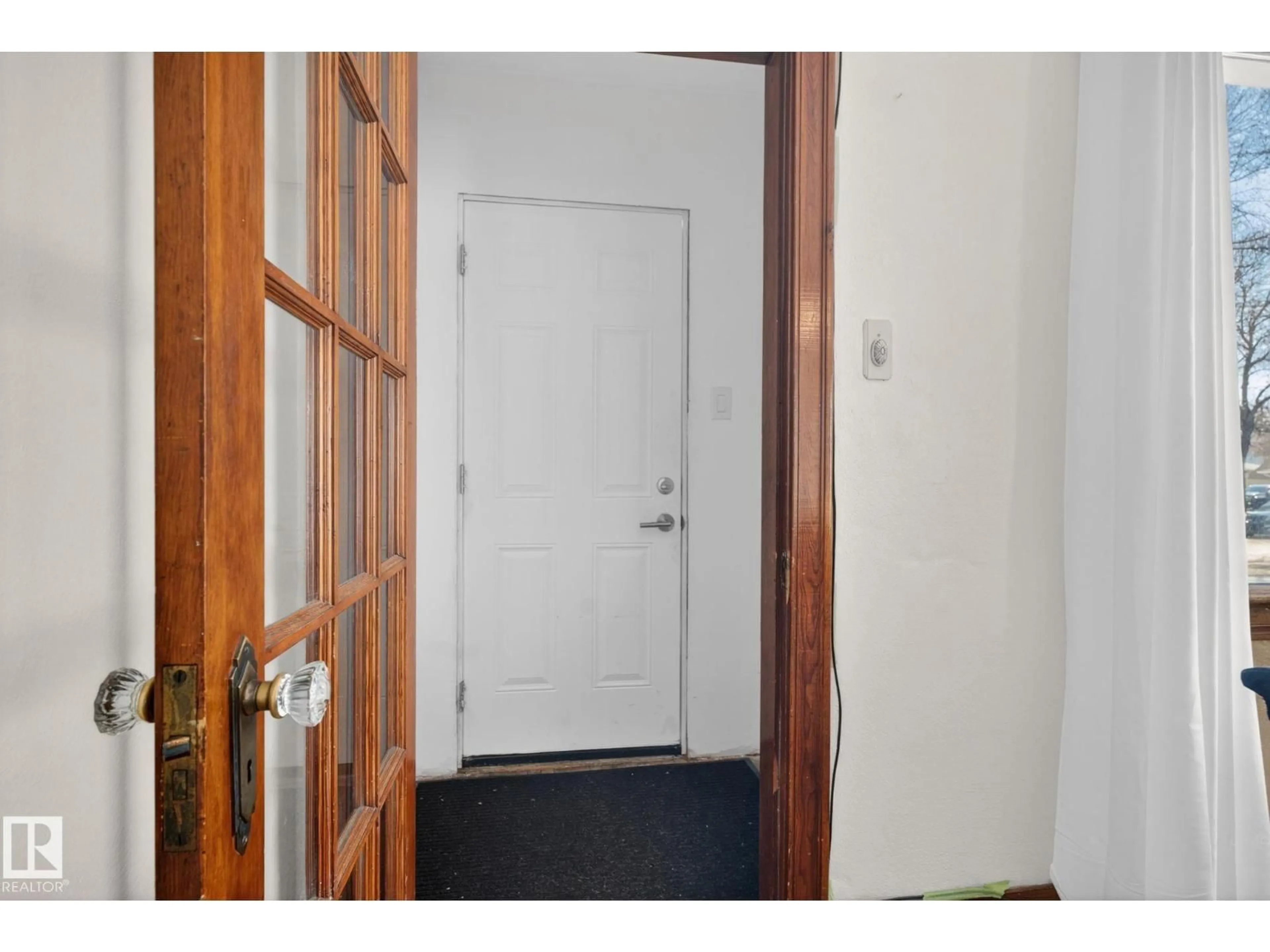 Indoor entryway for NW - 12230 95A ST, Edmonton Alberta T5G1S1