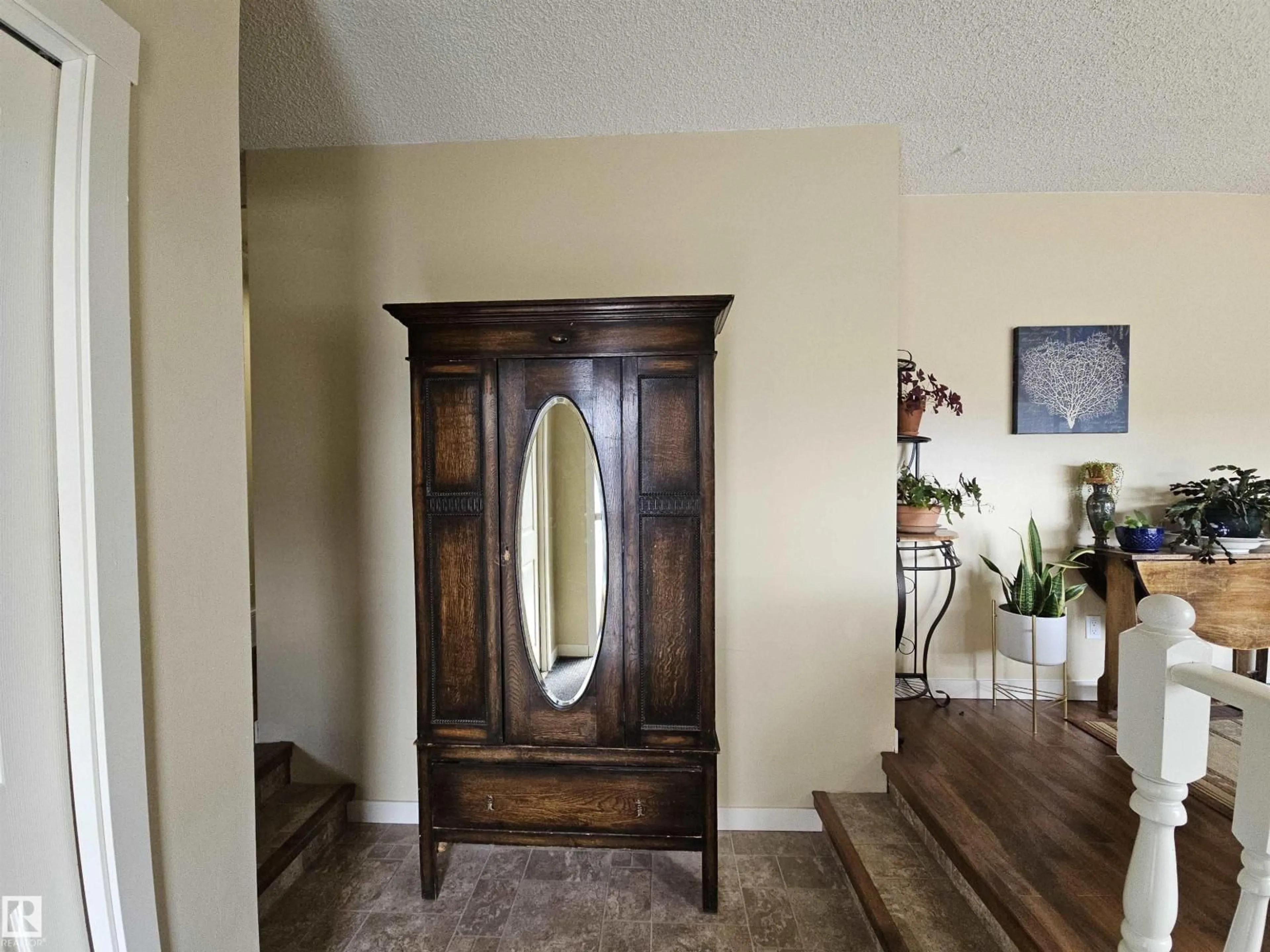 Indoor entryway for 4319 54 ST, Drayton Valley Alberta T7A1K5