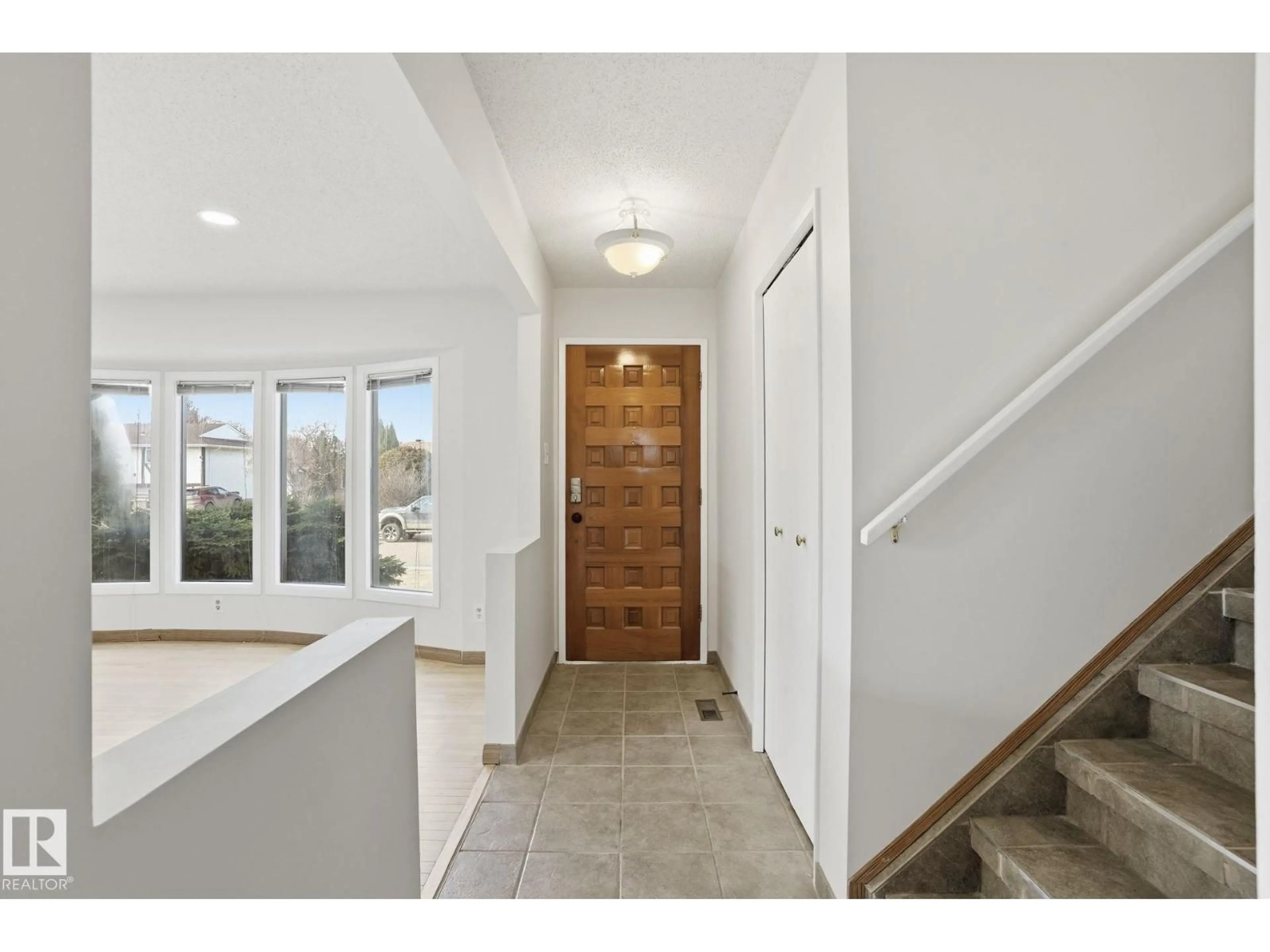 Indoor entryway for 15811 114 ST NW, Edmonton Alberta T5X2V2