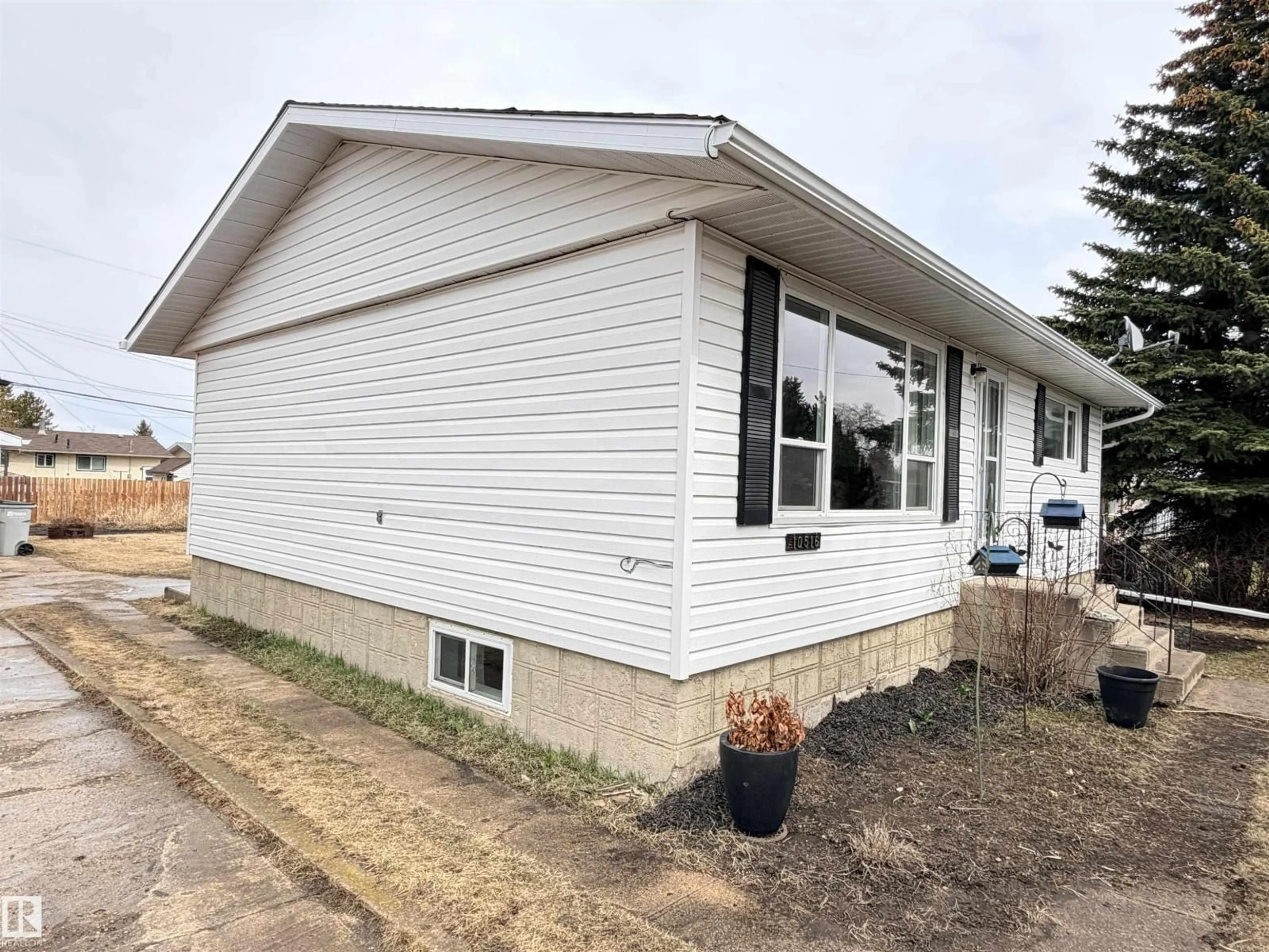 Home with vinyl exterior material, building for 10516 104 ST, Westlock Alberta T7P1M1