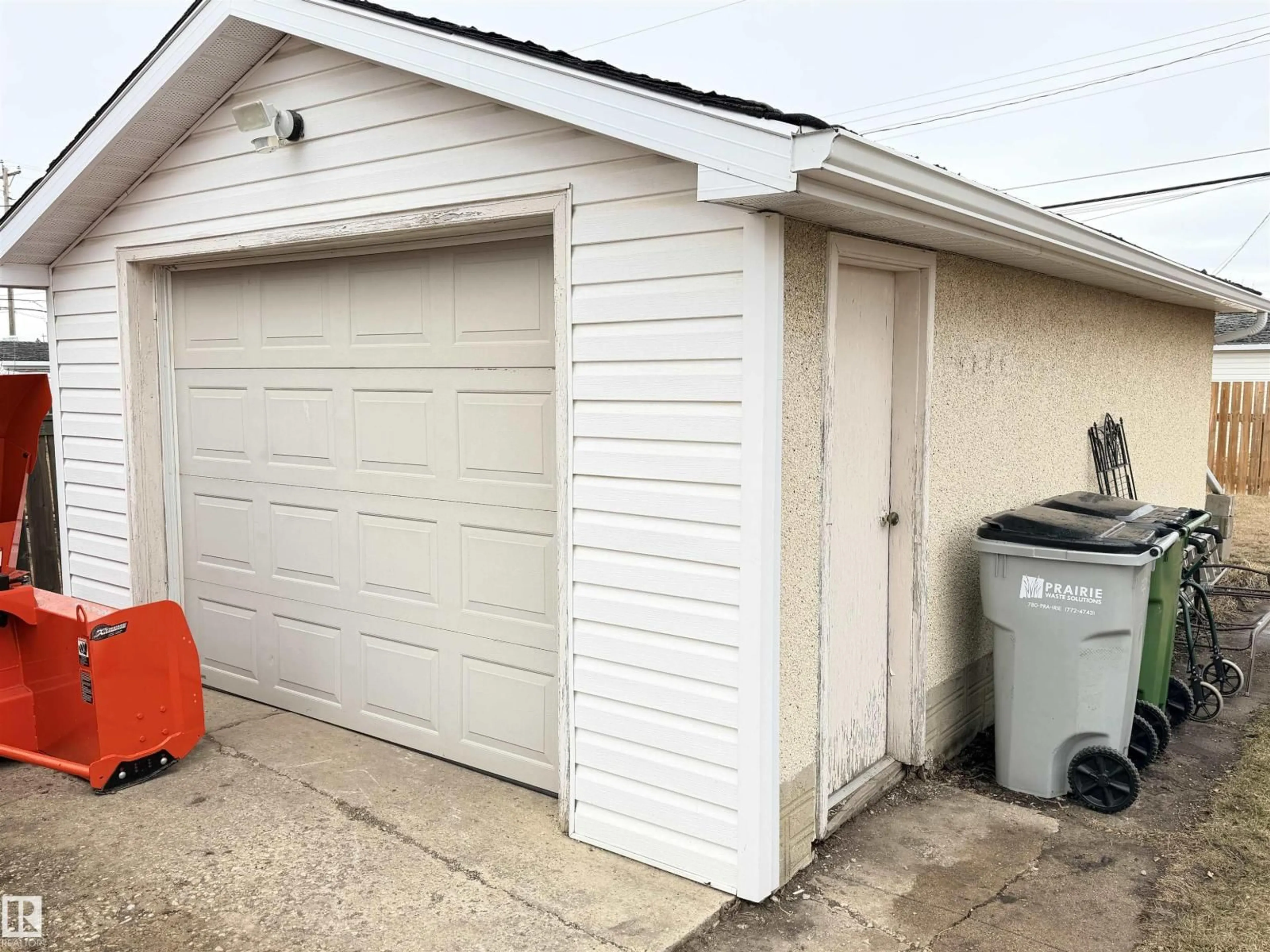 Indoor garage for 10516 104 ST, Westlock Alberta T7P1M1