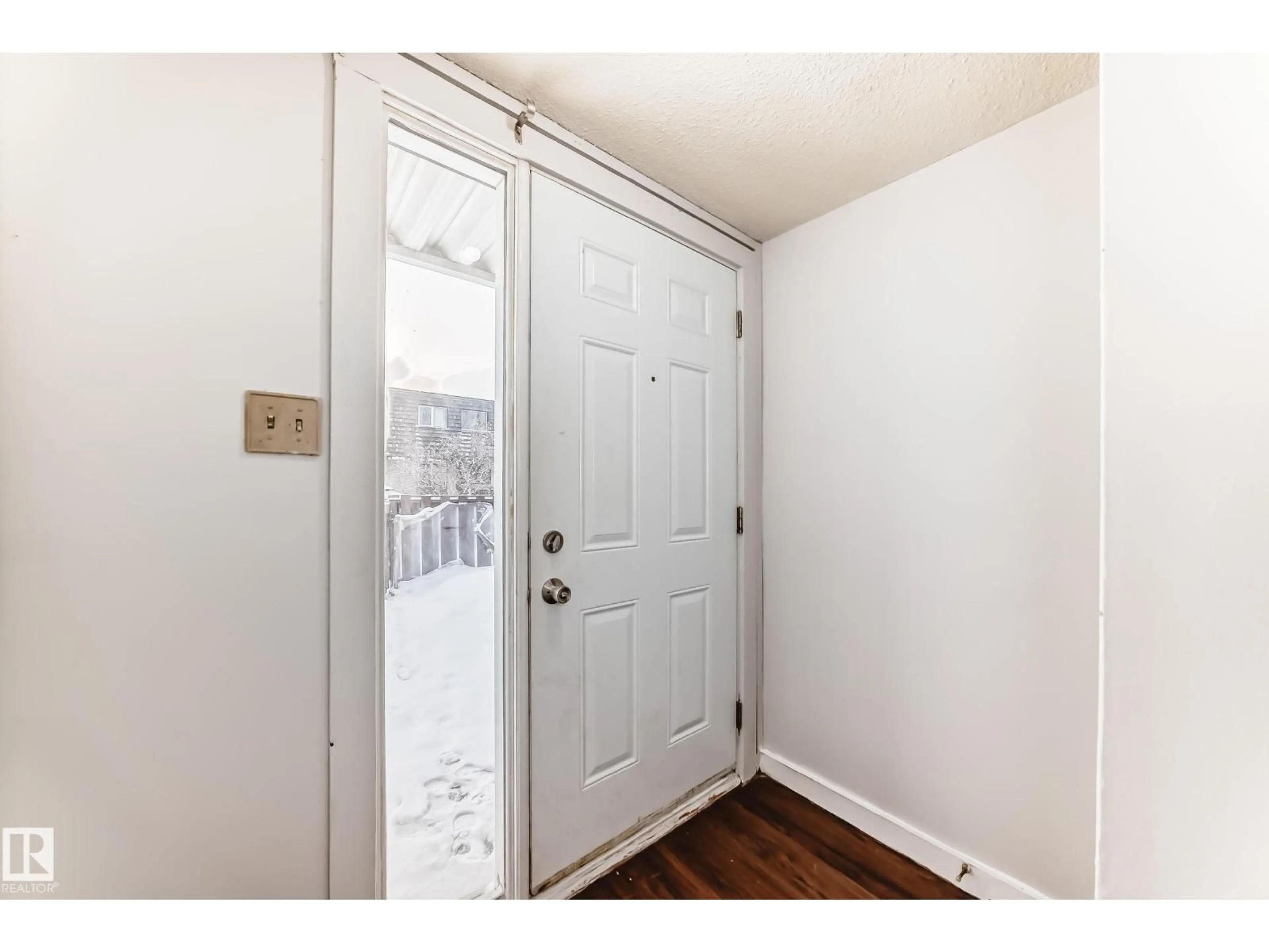 Indoor entryway for 3325 107 AV NW, Edmonton Alberta T5W0C6