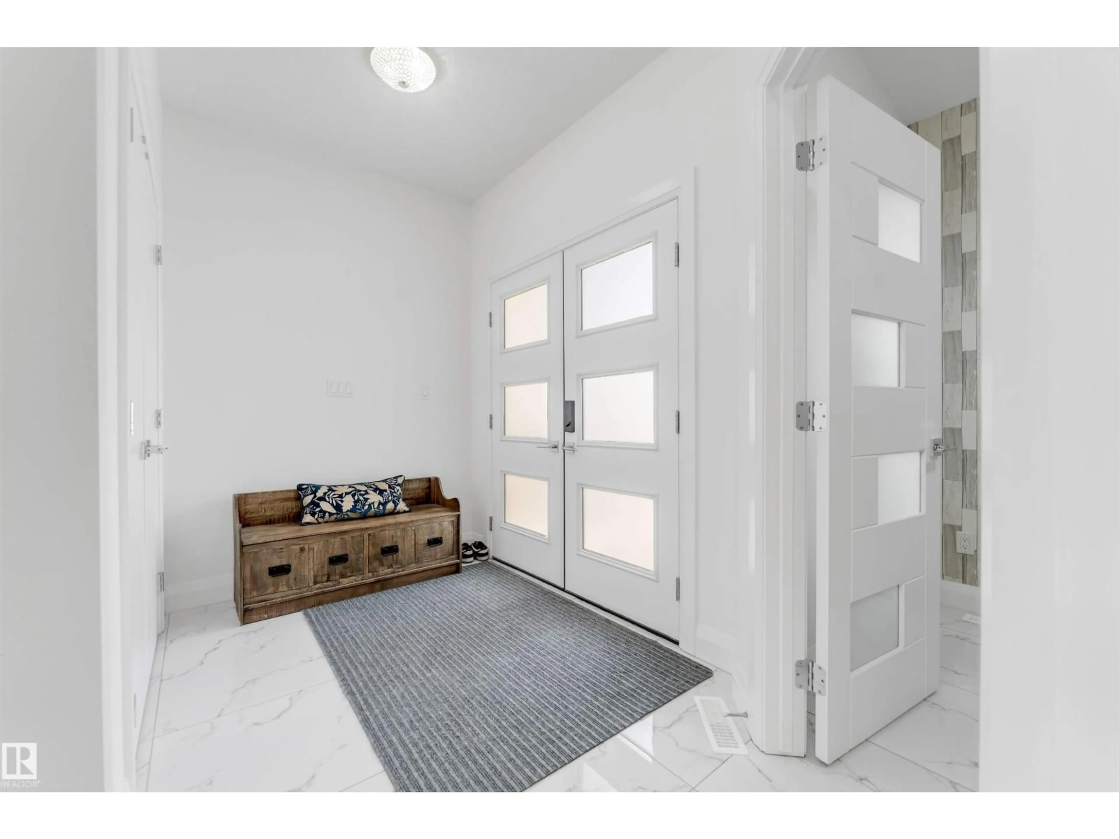 Indoor entryway for 1923 19 AV, Edmonton Alberta T6T0K2