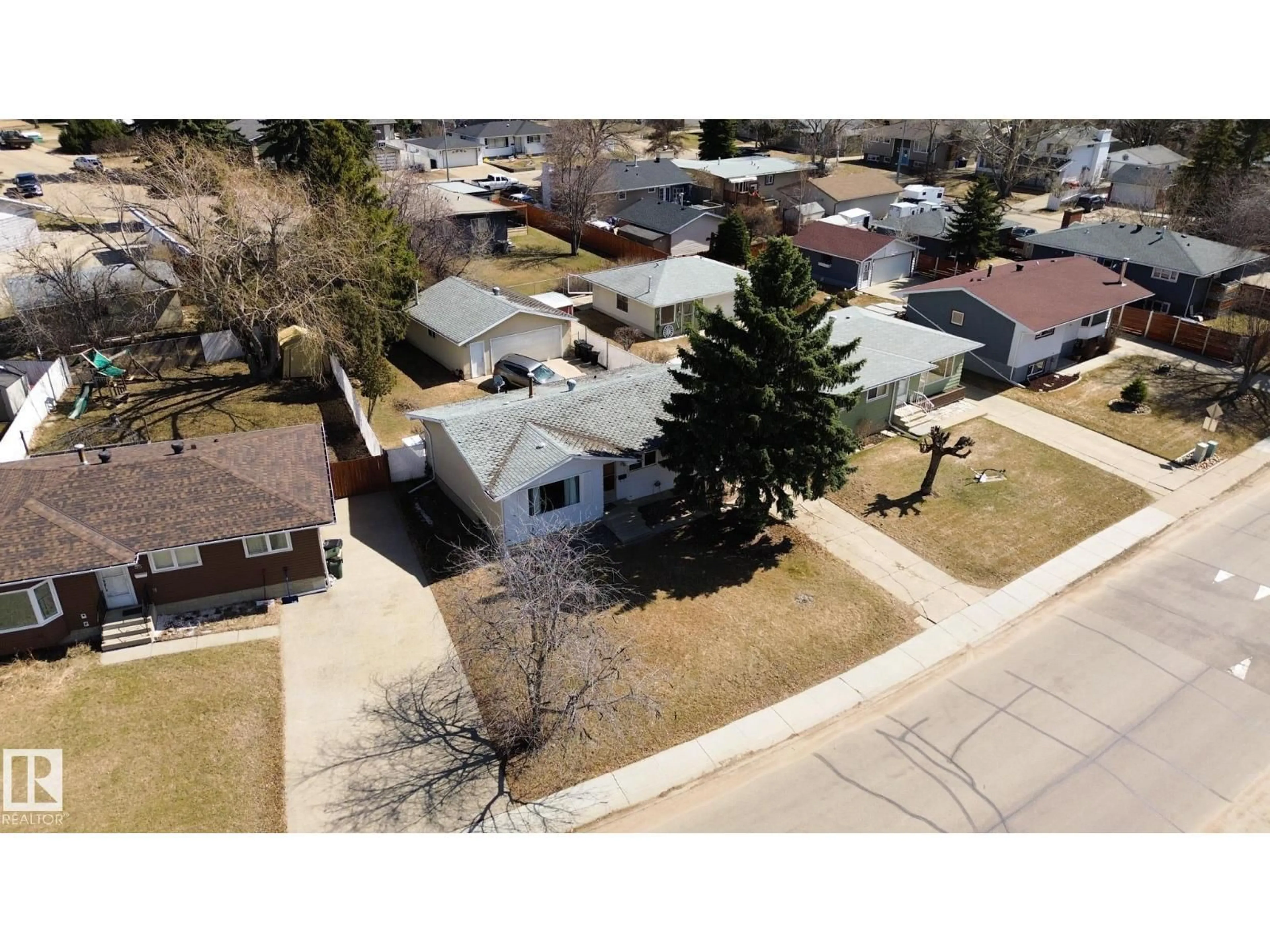 A pic from outside/outdoor area/front of a property/back of a property/a pic from drone, street for 53 GEORGIAN WY, Sherwood Park Alberta T8A2V5