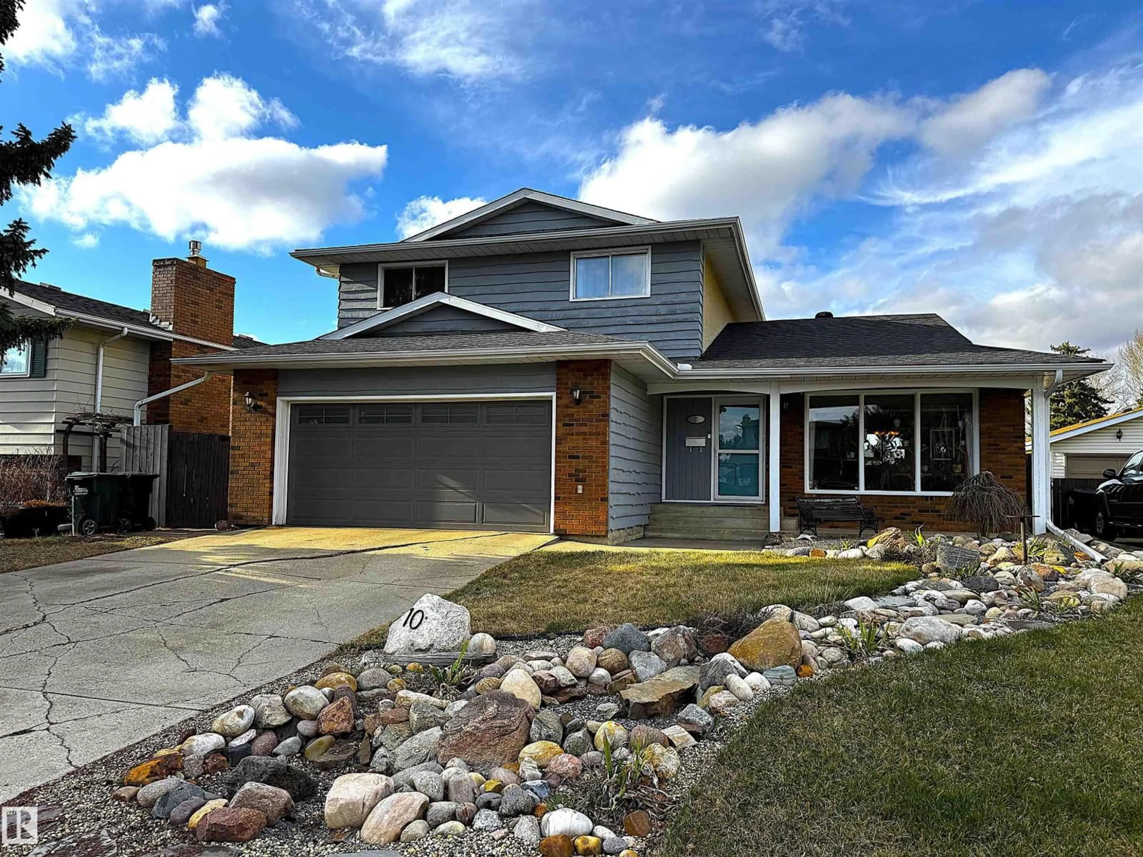 Home with vinyl exterior material, street for 10 MEDHURST CR, Sherwood Park Alberta T8A3T6