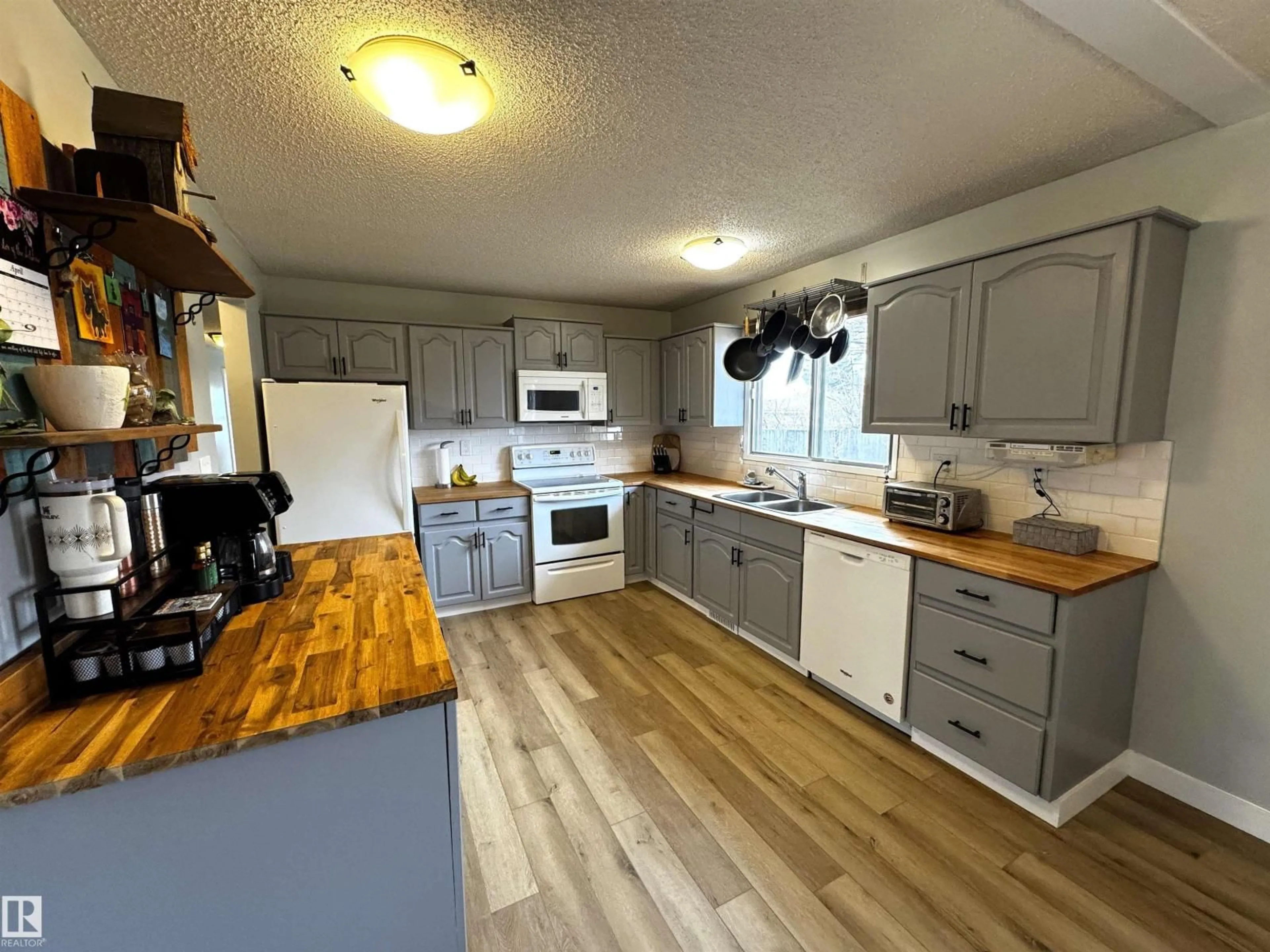 Open concept kitchen, unknown for 10 MEDHURST CR, Sherwood Park Alberta T8A3T6