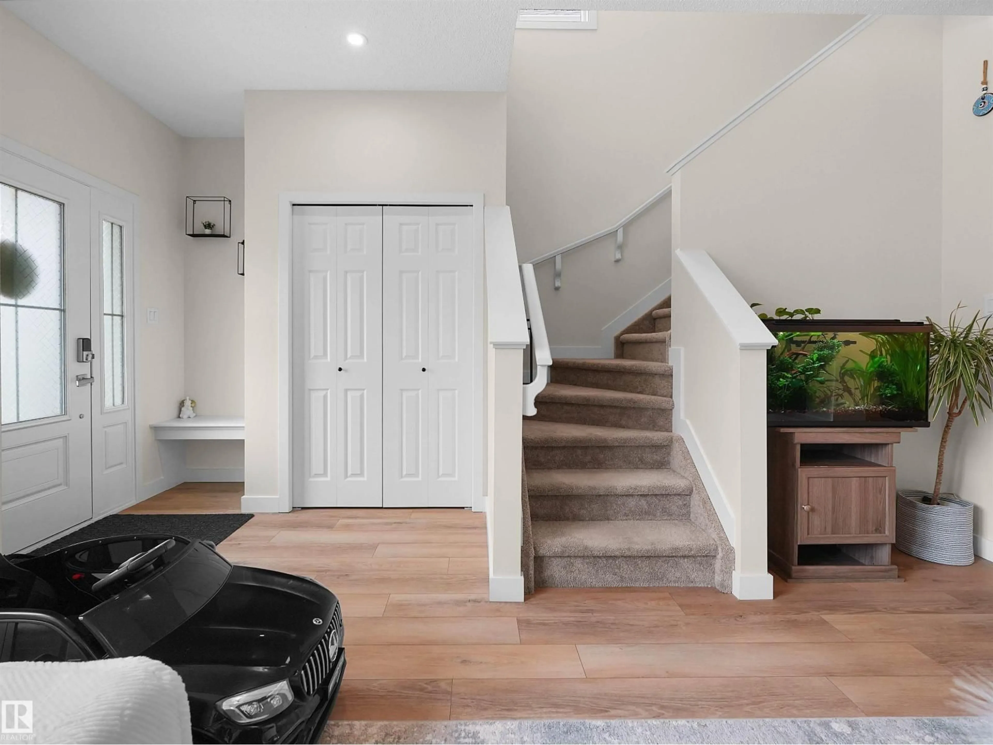 Indoor entryway for 209 DESROCHERS BV, Edmonton Alberta T6W4N2