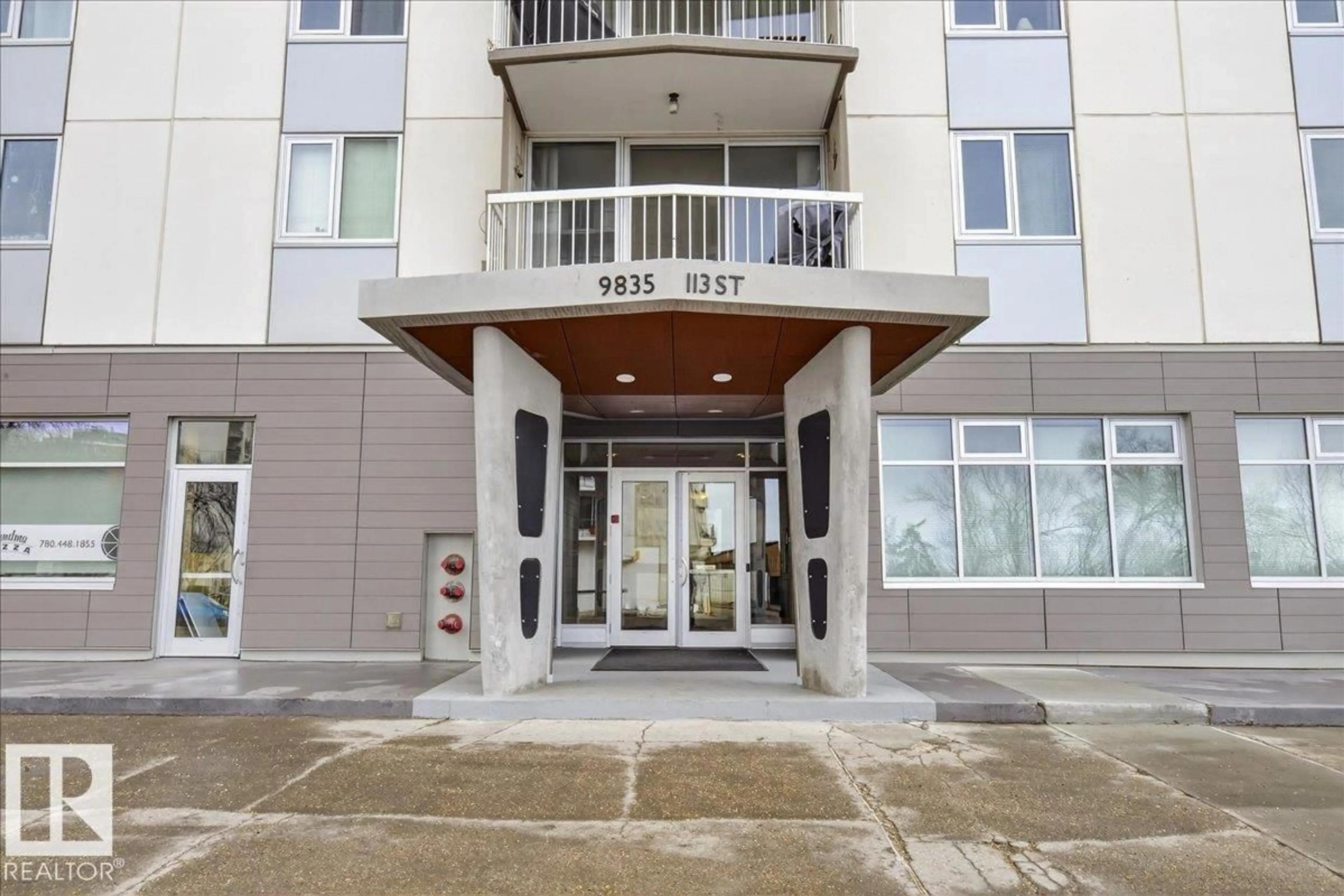 Indoor foyer for NW - 9835 113 ST, Edmonton Alberta T5K1N4