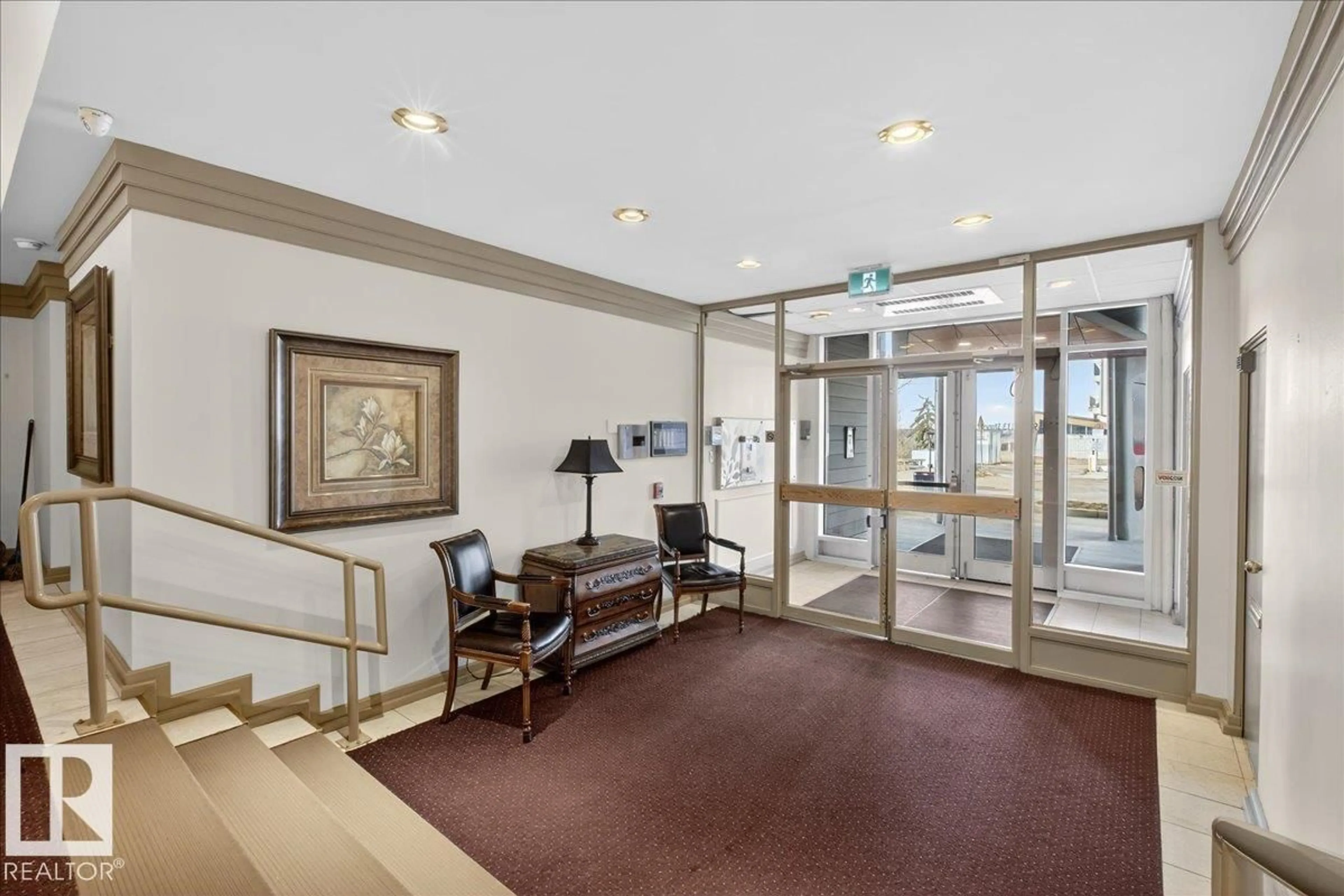 Indoor foyer for NW - 9835 113 ST, Edmonton Alberta T5K1N4
