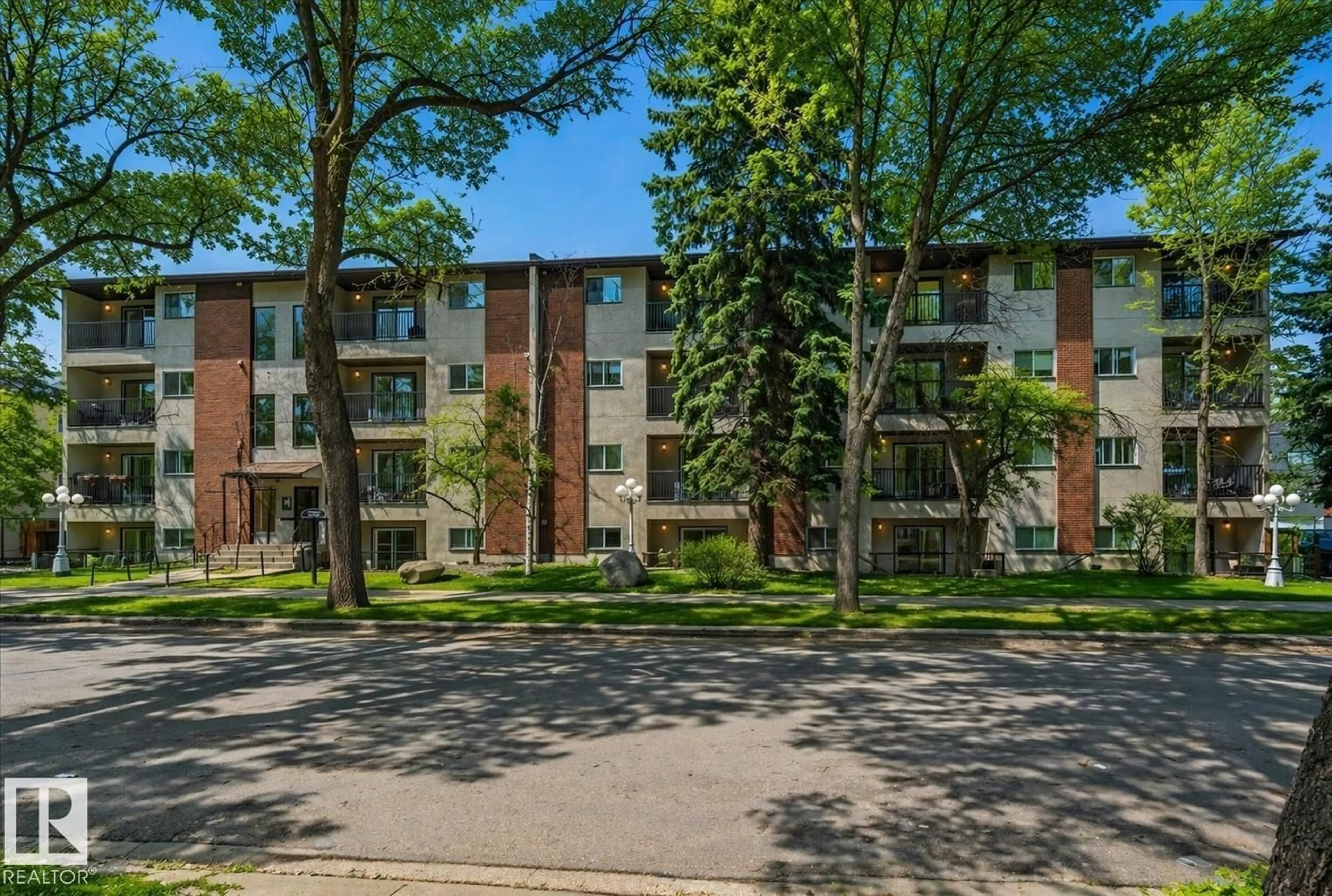 Patio, street for #308 - 10520 80 AV, Edmonton Alberta T6E1V3