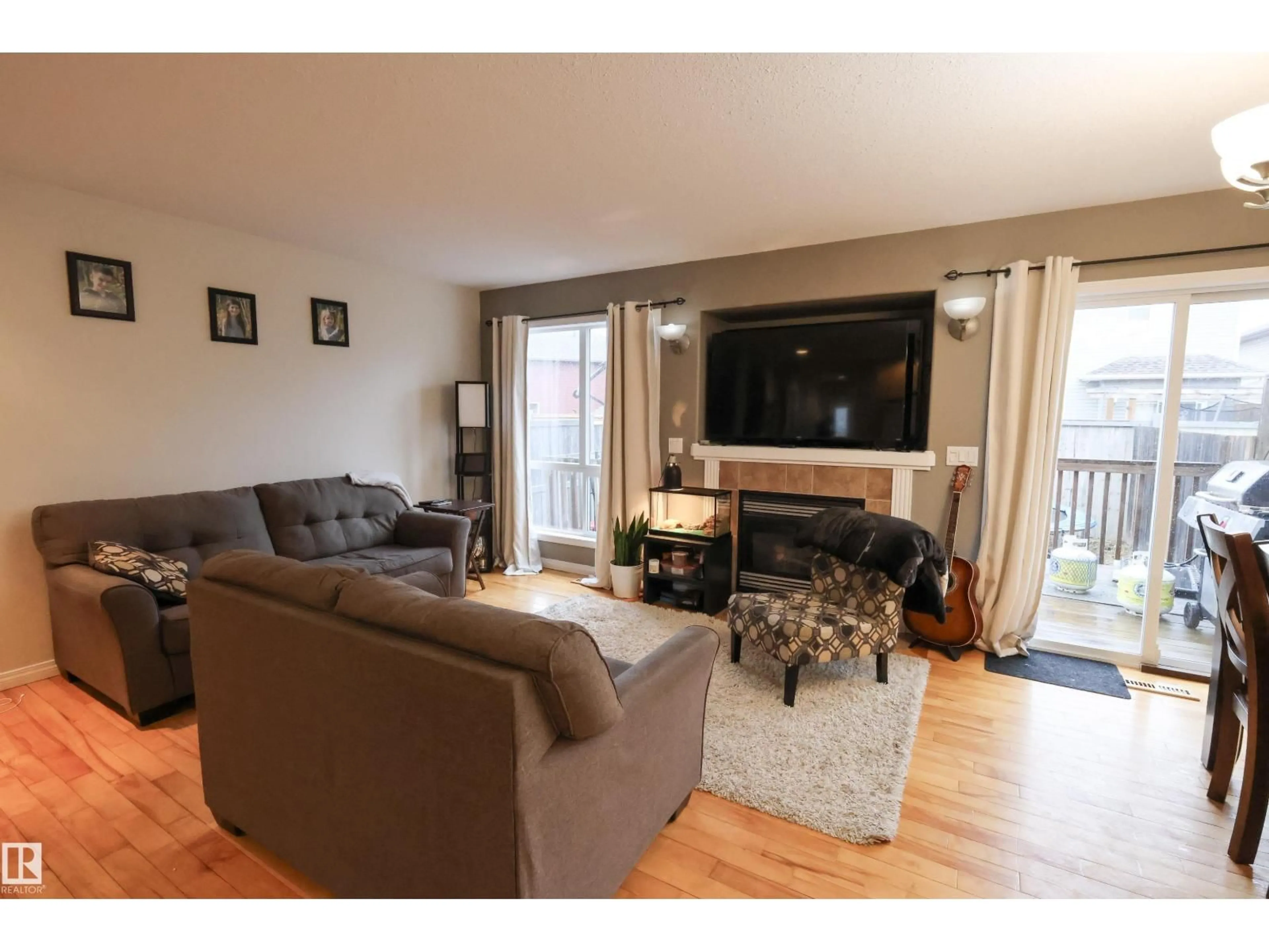 Living room with furniture, wood/laminate floor for 9913 102, Morinville Alberta T8R1V9