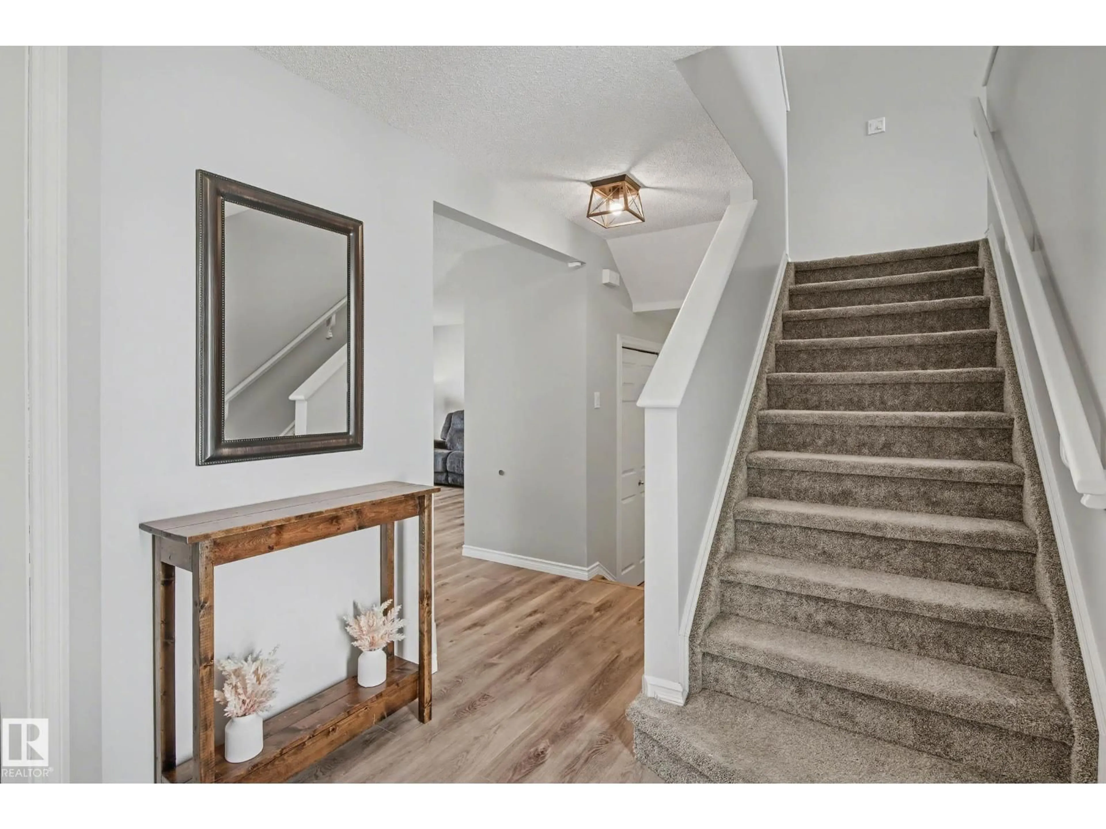 Indoor entryway for SW - 8720 11 AV, Edmonton Alberta T6X1J5