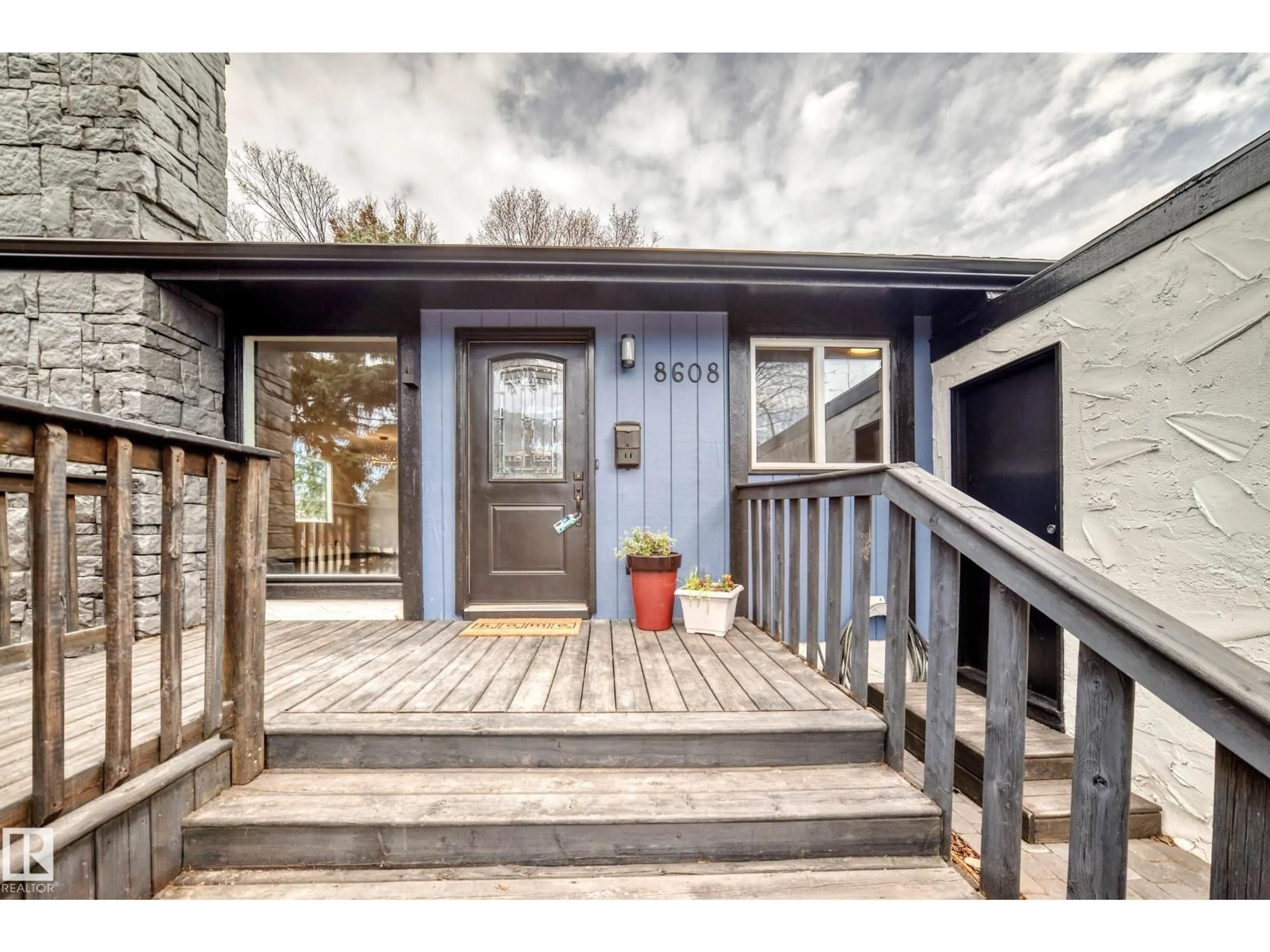 Indoor entryway for NW - 8608 37 AV, Edmonton Alberta T6K0E4