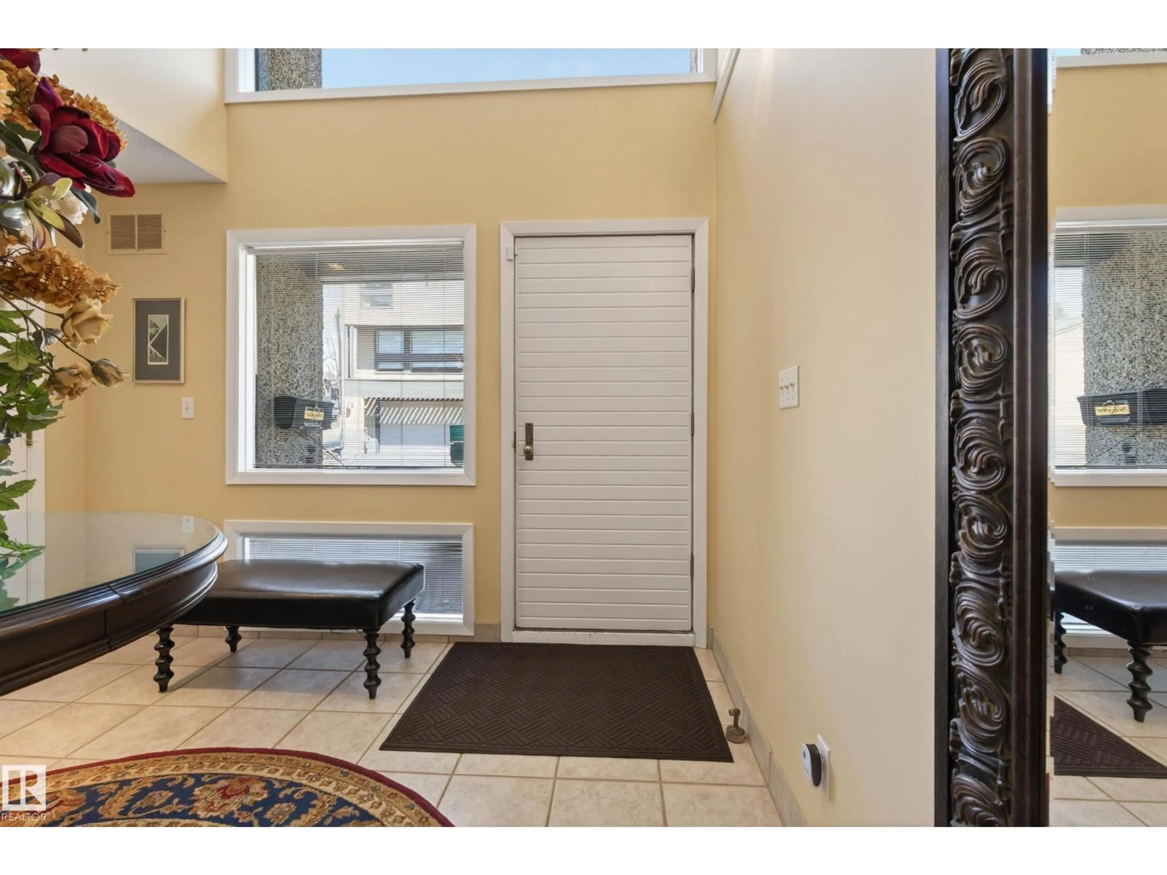 Indoor entryway for 76 WILLOW WY, Edmonton Alberta T5T1C8