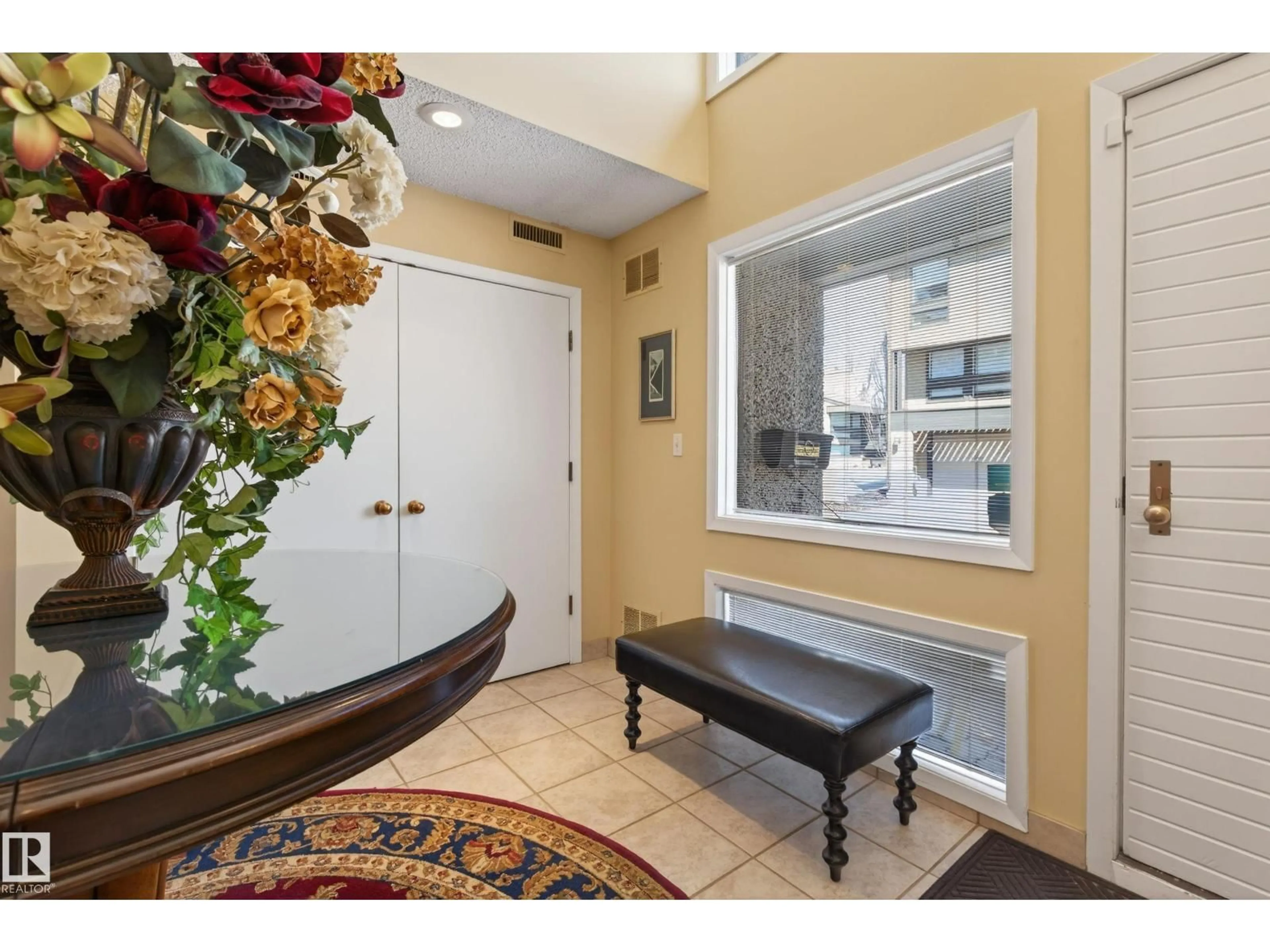 Indoor entryway for 76 WILLOW WY, Edmonton Alberta T5T1C8