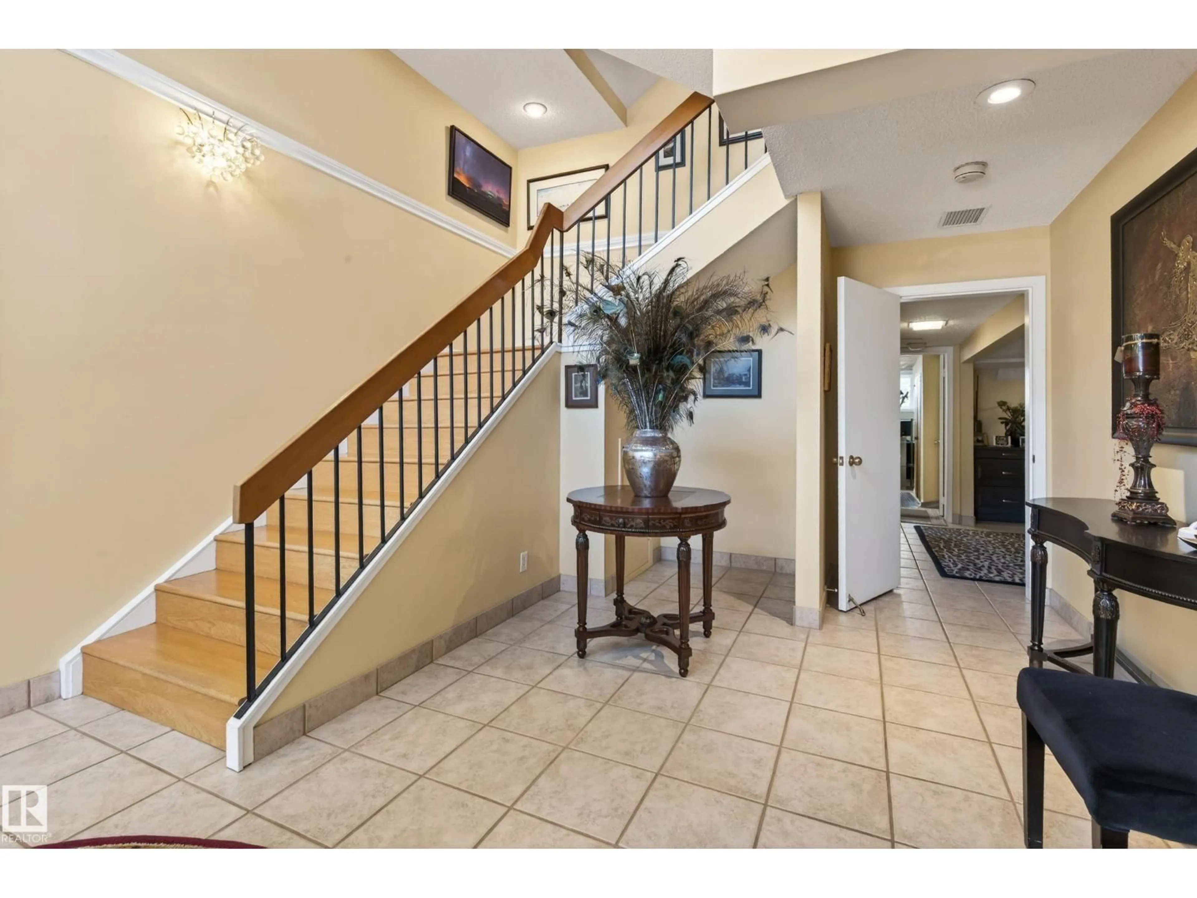 Indoor foyer for 76 WILLOW WY, Edmonton Alberta T5T1C8