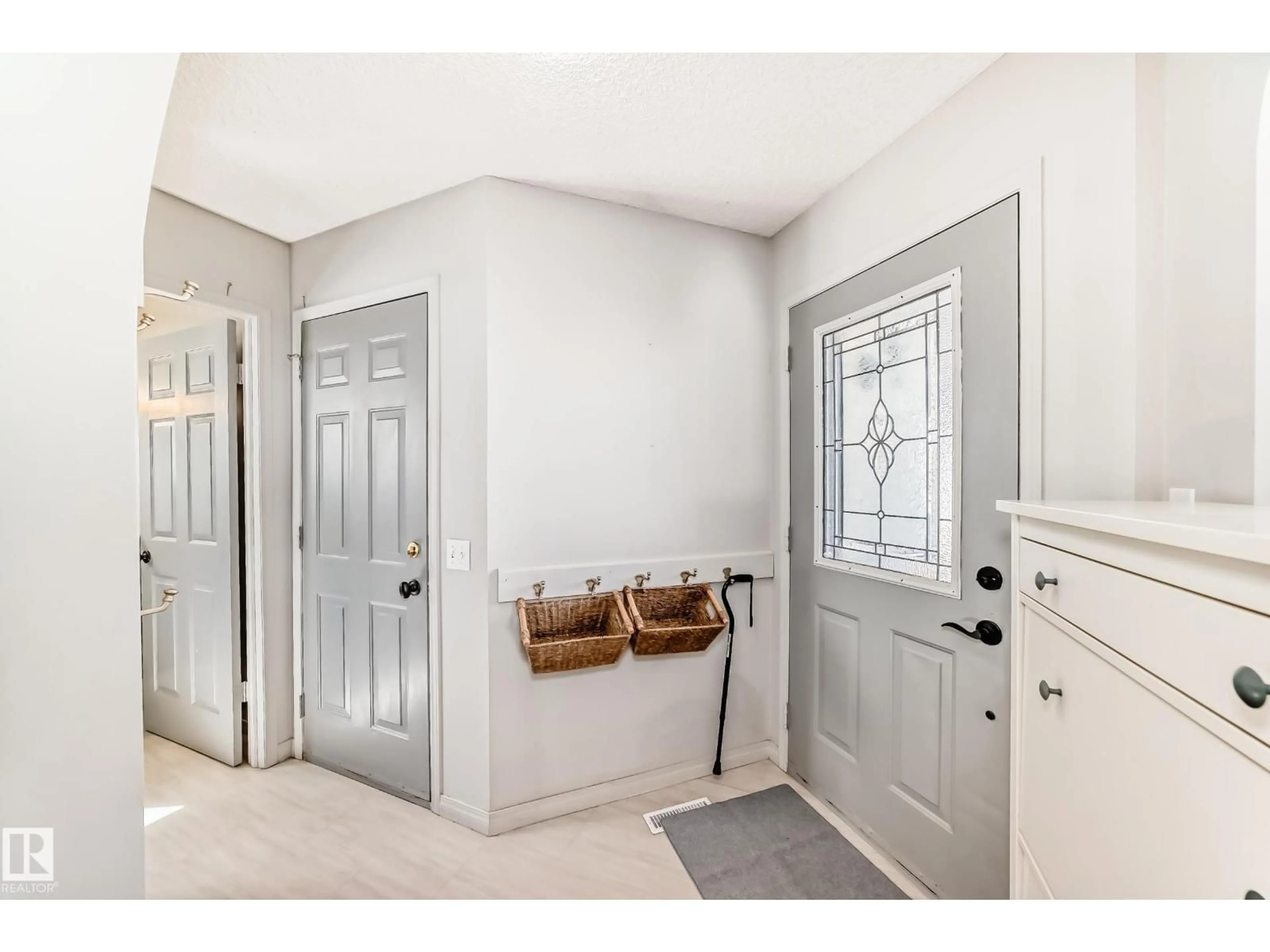 Indoor entryway for 84 JEFFERSON RD, Edmonton Alberta T6L6R1