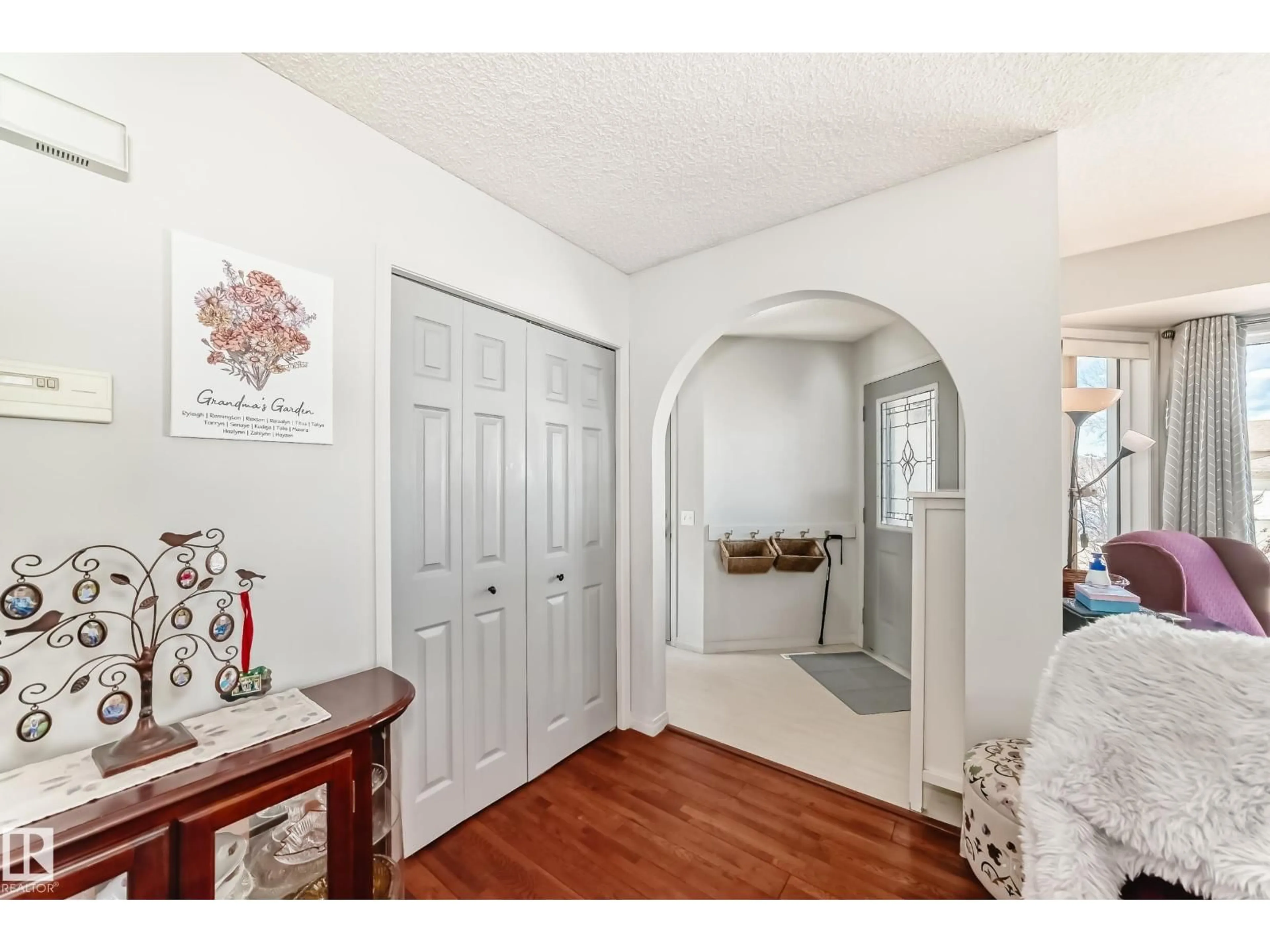 Indoor entryway for 84 JEFFERSON RD, Edmonton Alberta T6L6R1