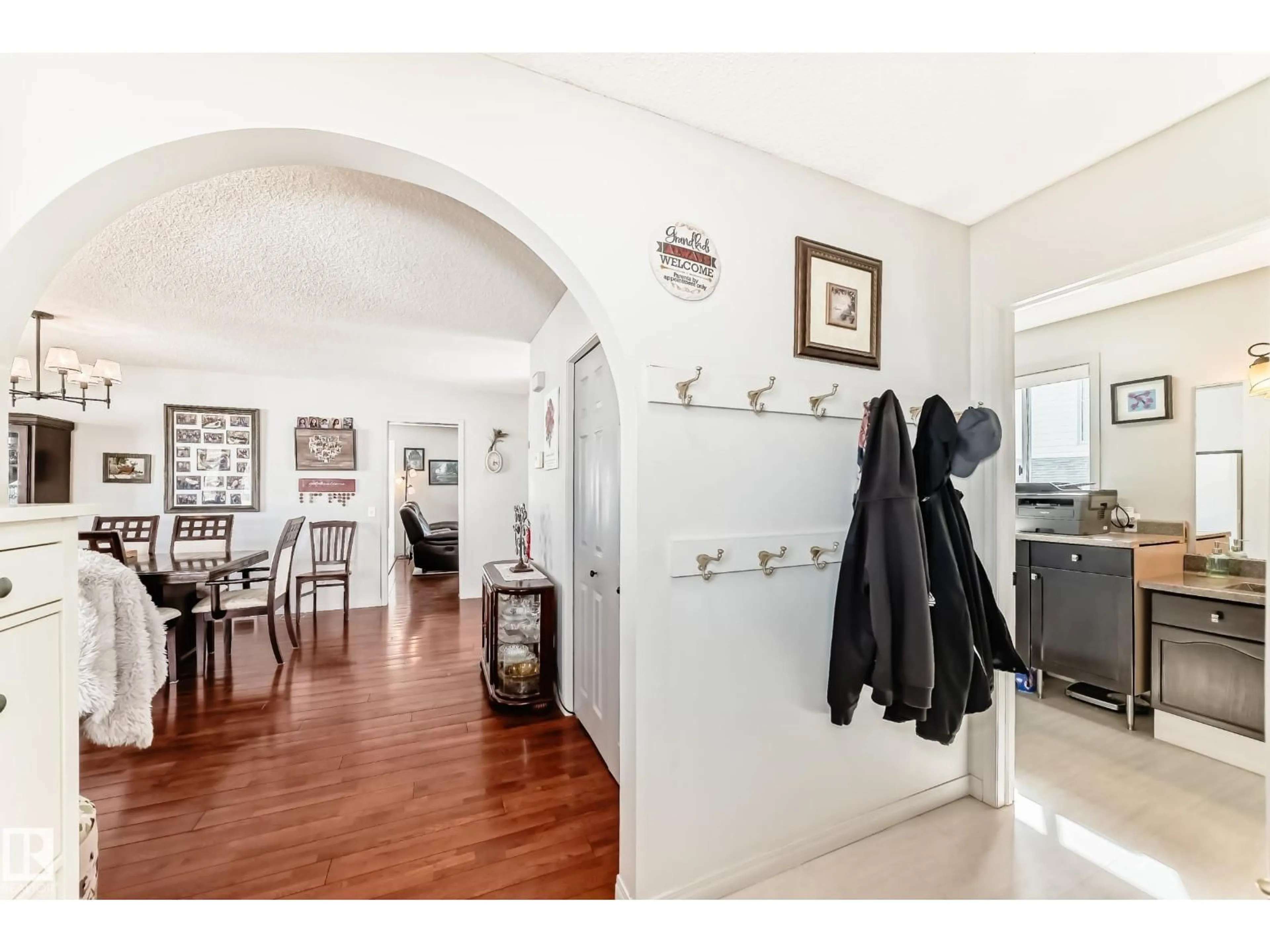 Indoor entryway for 84 JEFFERSON RD, Edmonton Alberta T6L6R1