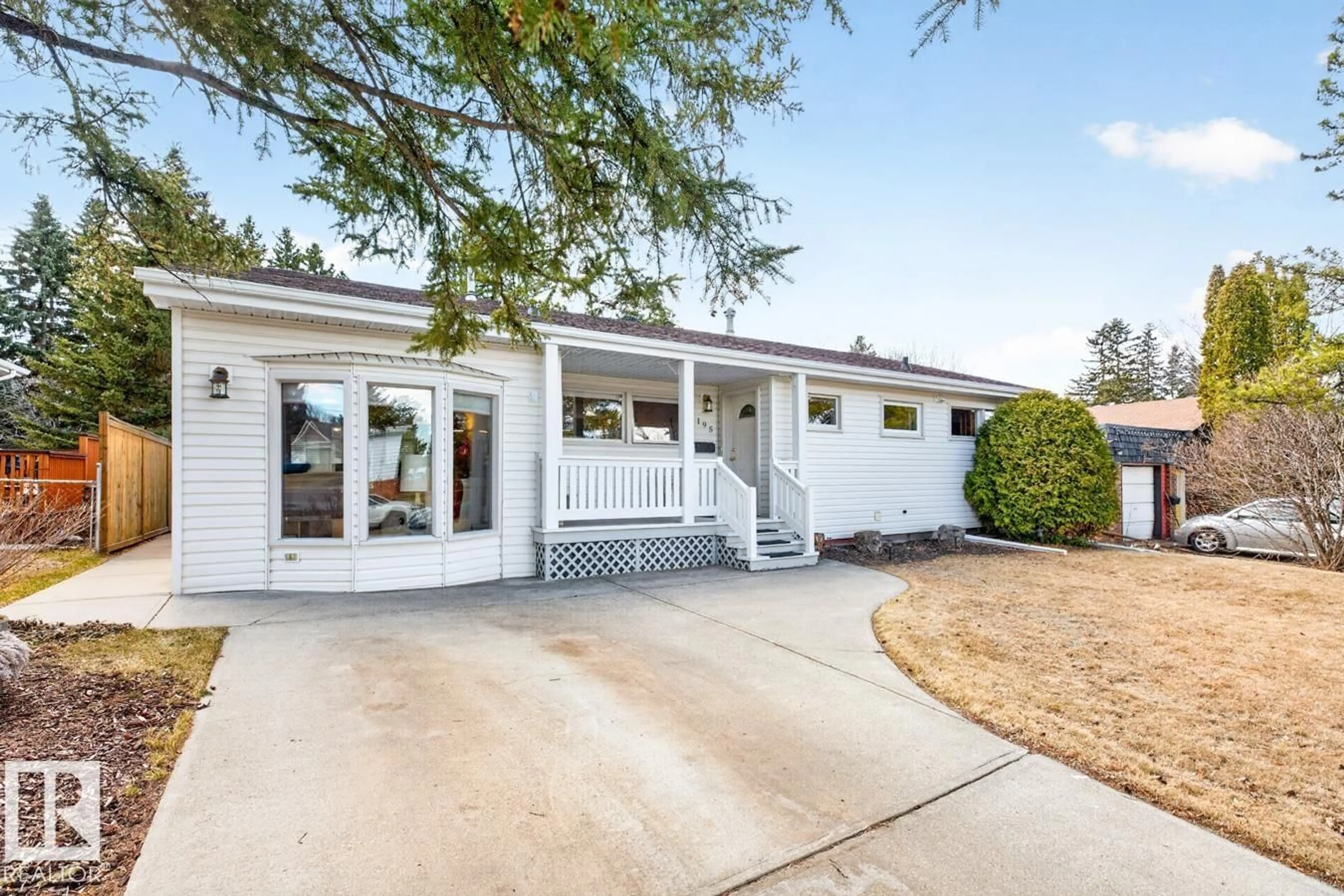 Home with vinyl exterior material, street for 195 WILLOW ST, Sherwood Park Alberta T8A1P7