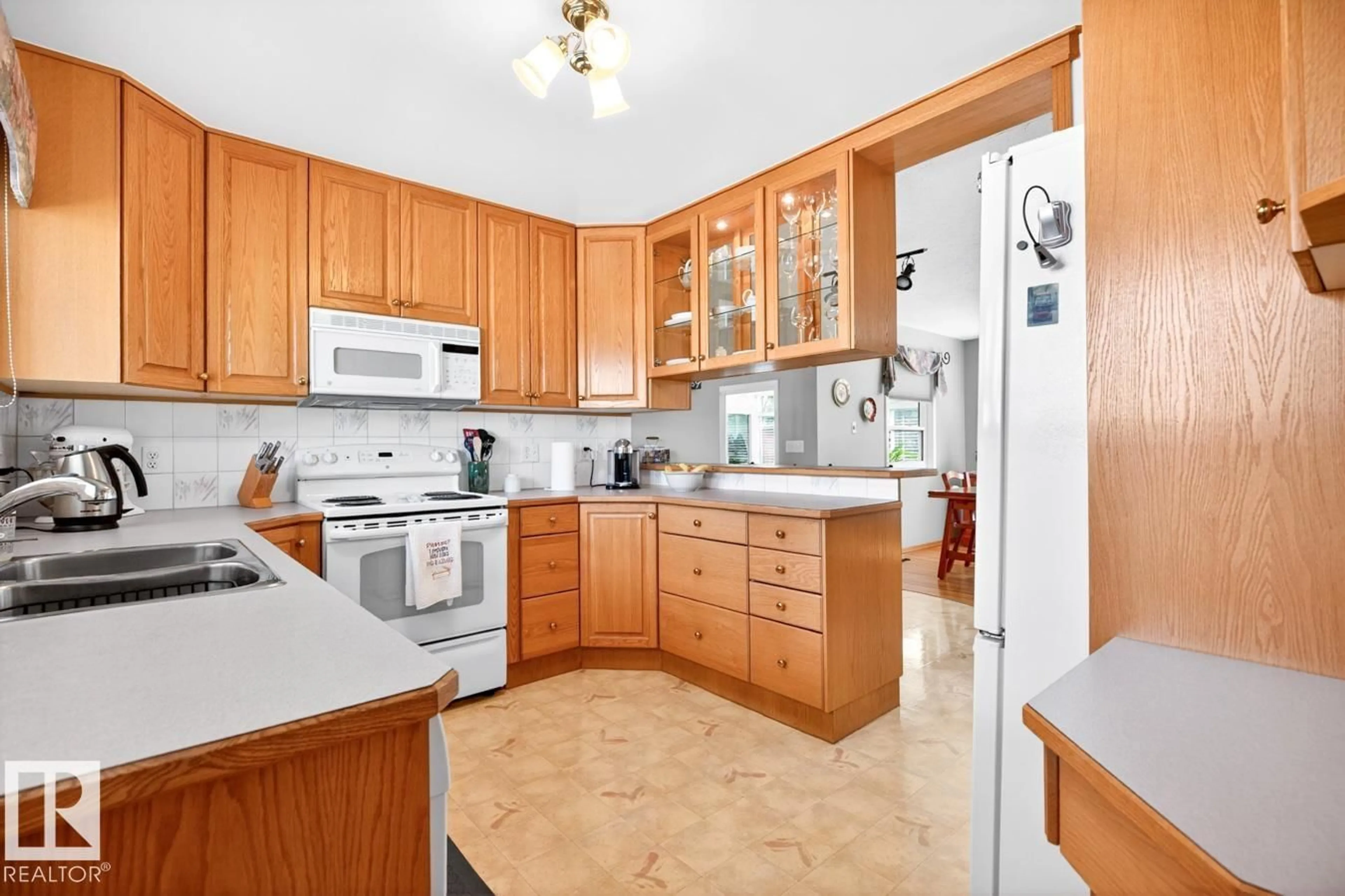 Standard kitchen, ceramic/tile floor for 195 WILLOW ST, Sherwood Park Alberta T8A1P7