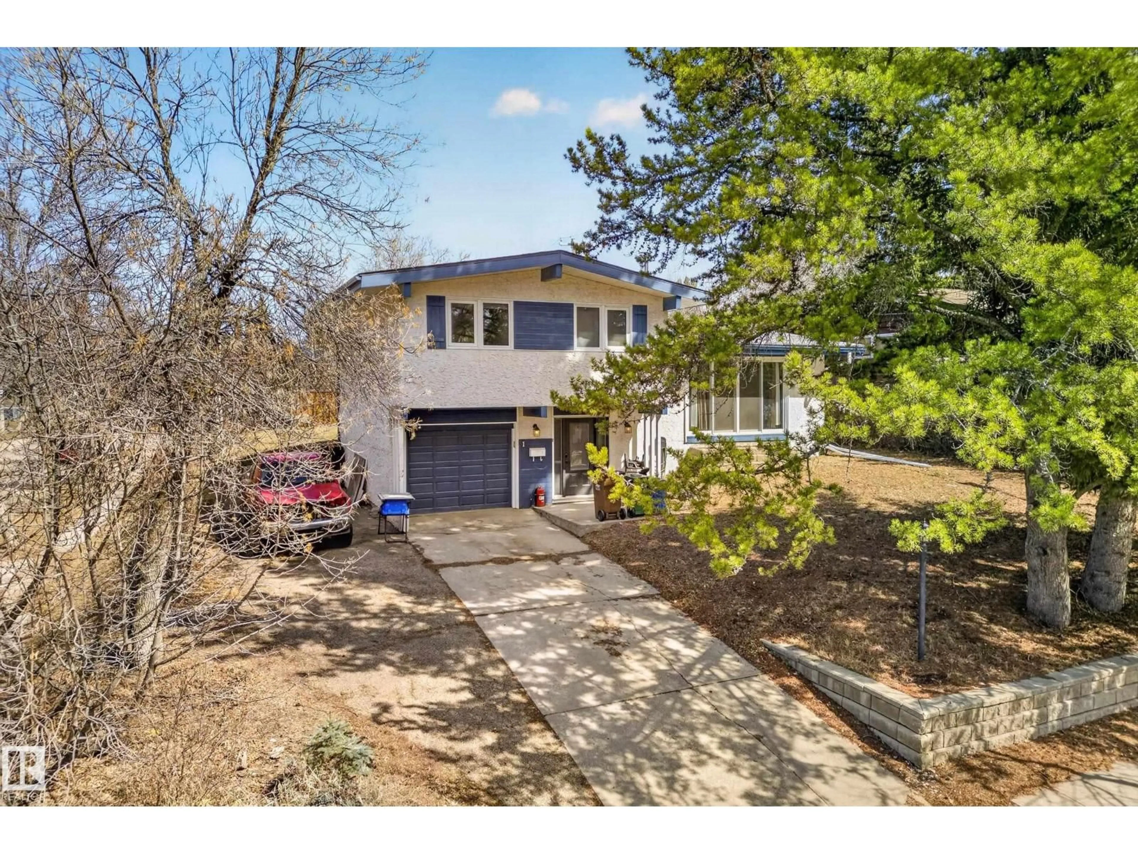 A pic from outside/outdoor area/front of a property/back of a property/a pic from drone, street for 1 GREENWICH CR, St. Albert Alberta T8N0Z5