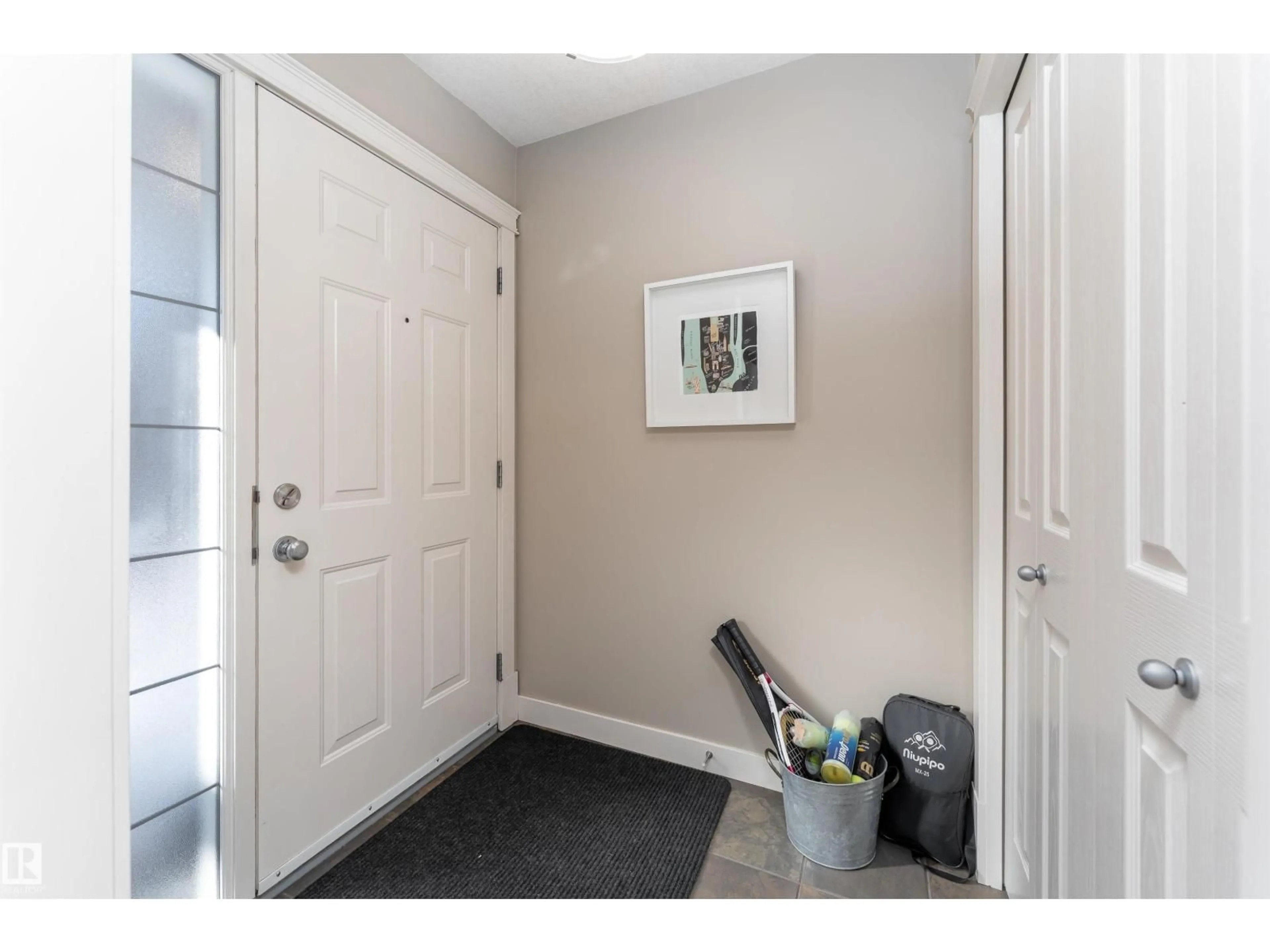 Indoor entryway for 10906 72 AV, Edmonton Alberta T6G0A9