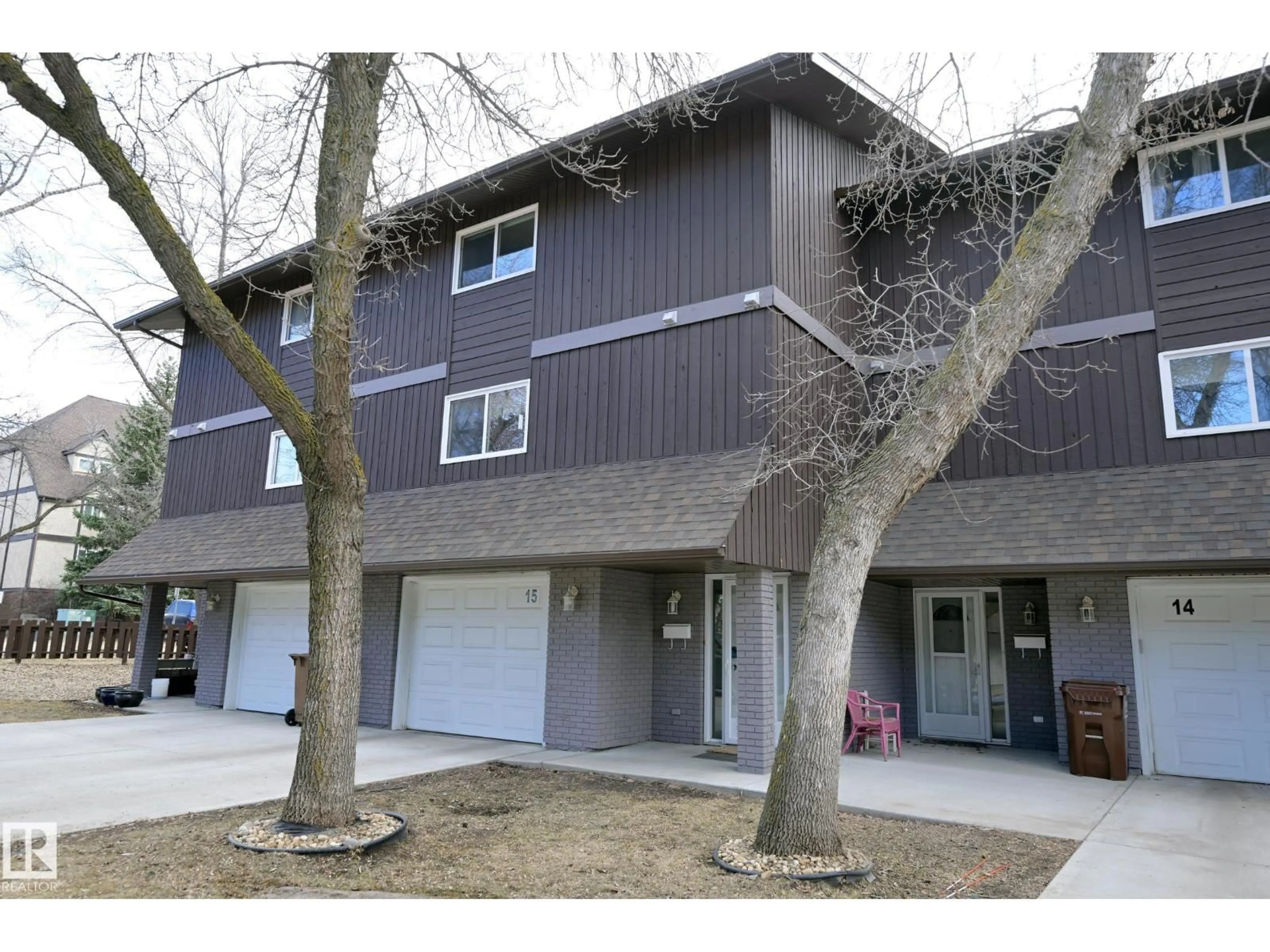 Home with vinyl exterior material, street for 15 GLAEWYN ES, St. Albert Alberta T8N2P1