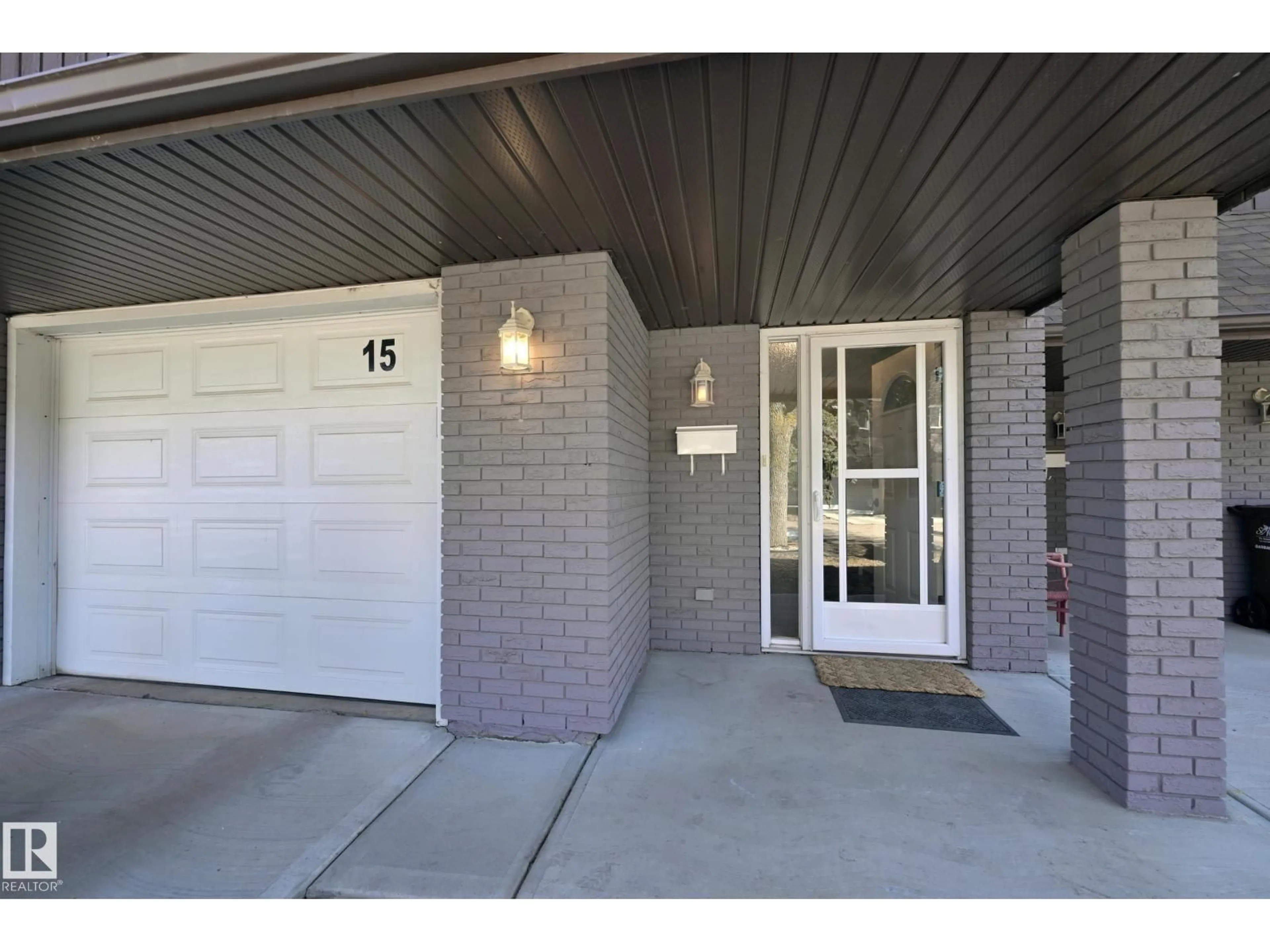 Indoor entryway for 15 GLAEWYN ES, St. Albert Alberta T8N2P1