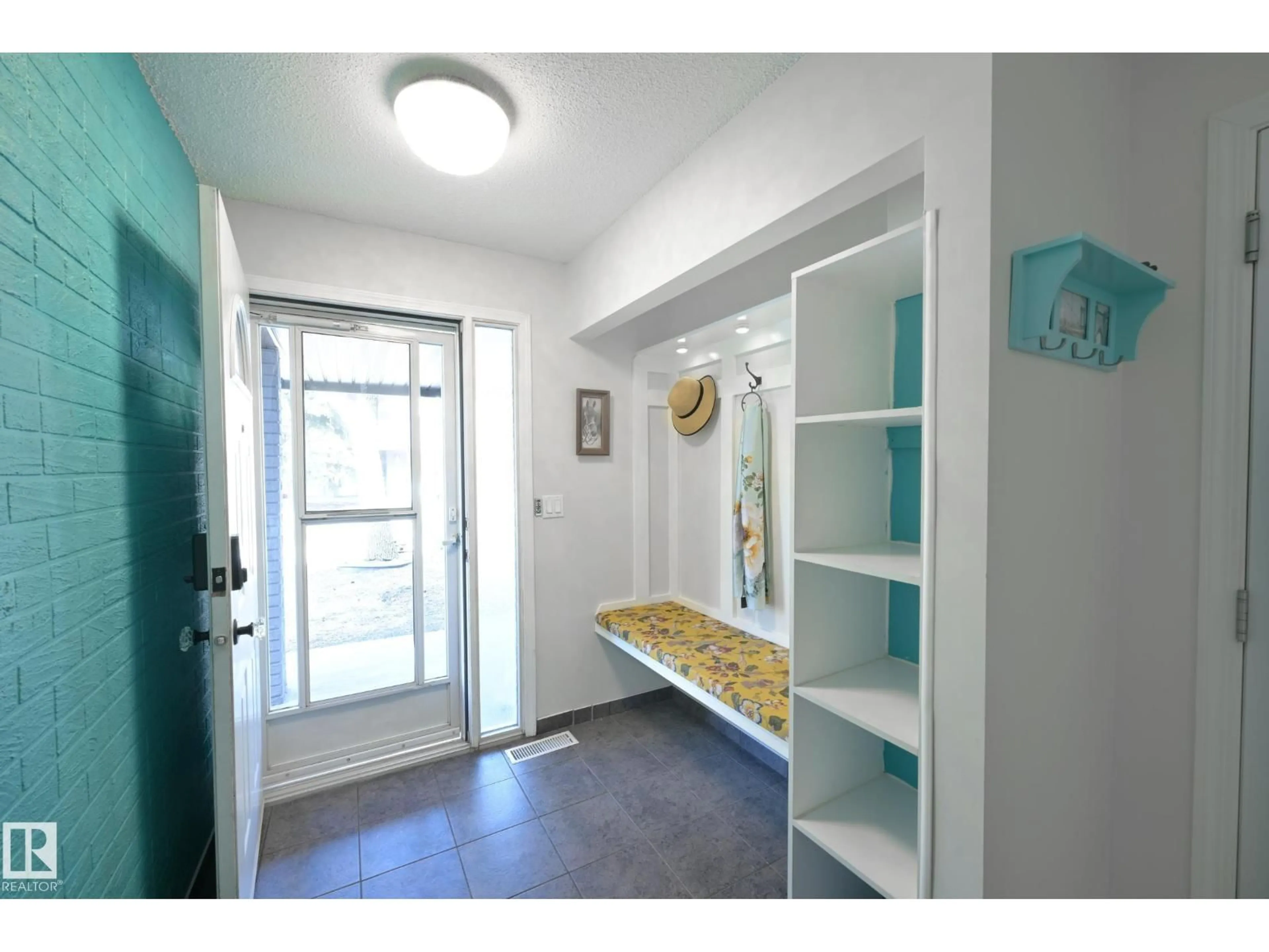 Indoor entryway for 15 GLAEWYN ES, St. Albert Alberta T8N2P1